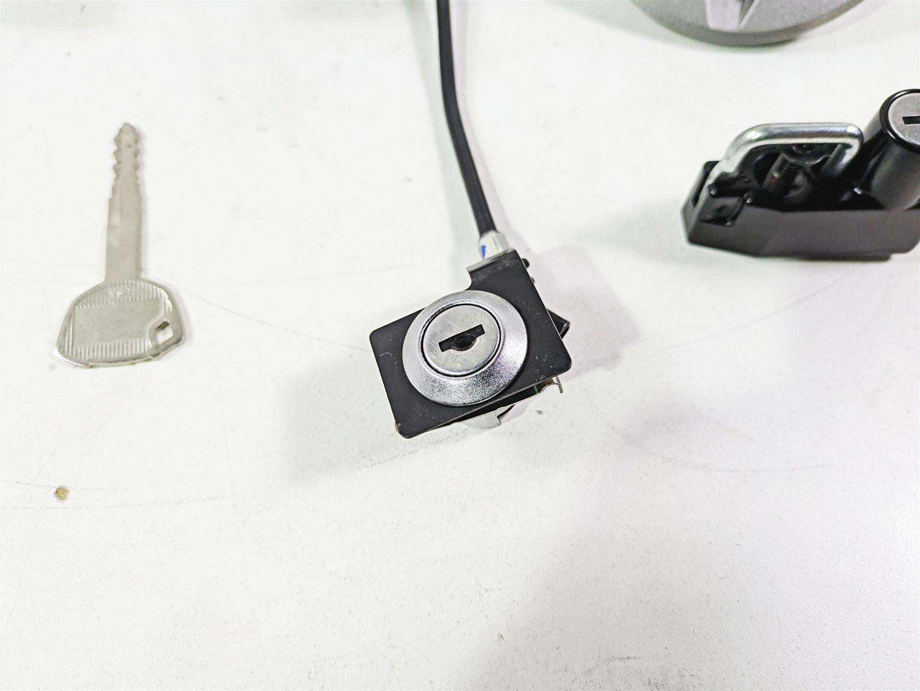 2021 Kawasaki Z900 ZR900 Ignition Switch Key Lock Tank Cap Set 27005-0673 {{ shop.shopifyCountryName }} - Mototech271