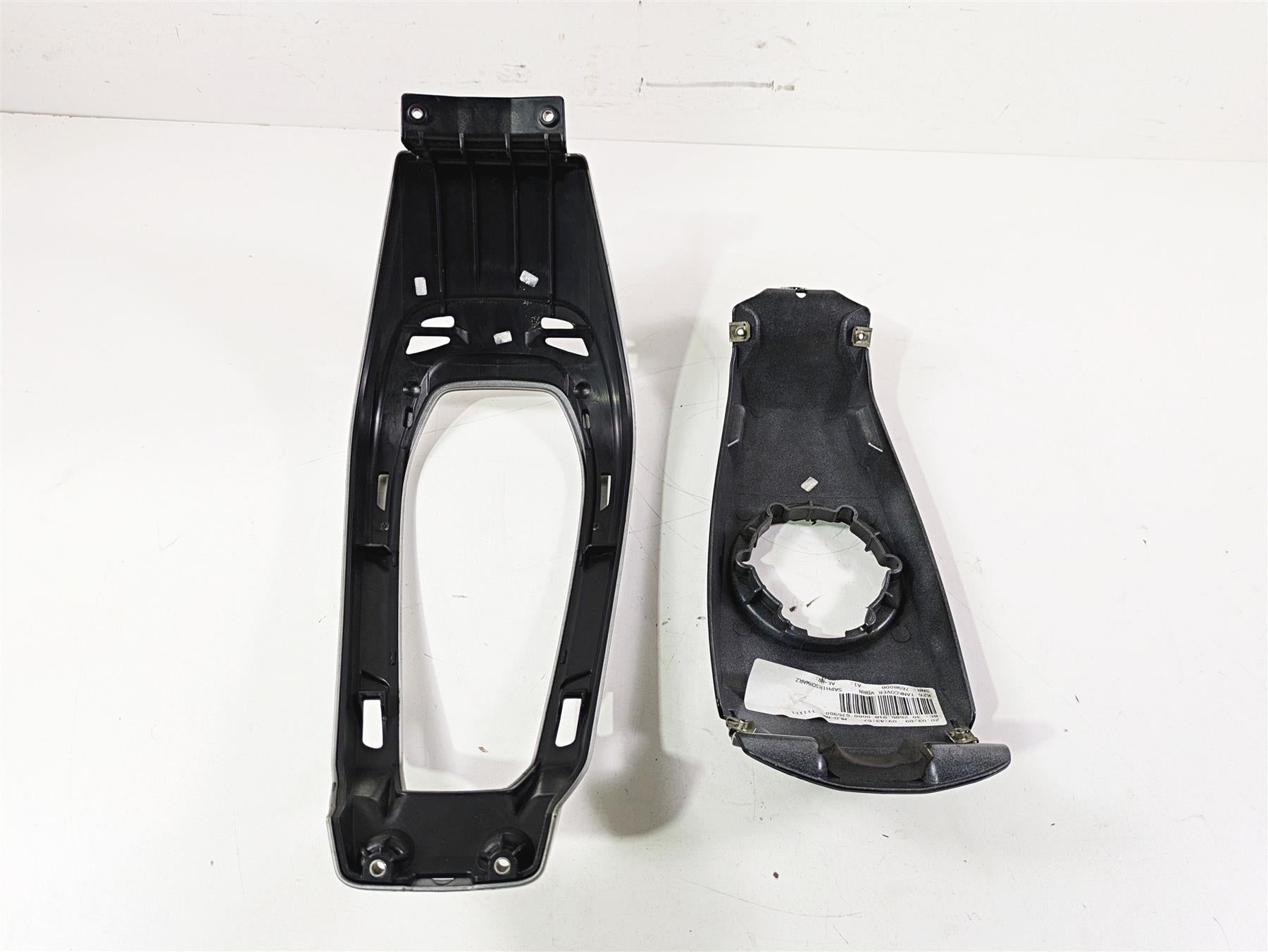 2009 BMW R1200RT K26 Center Tank Cover & Luggage Rack 46637682974 {{ shop.shopifyCountryName }} - Mototech271