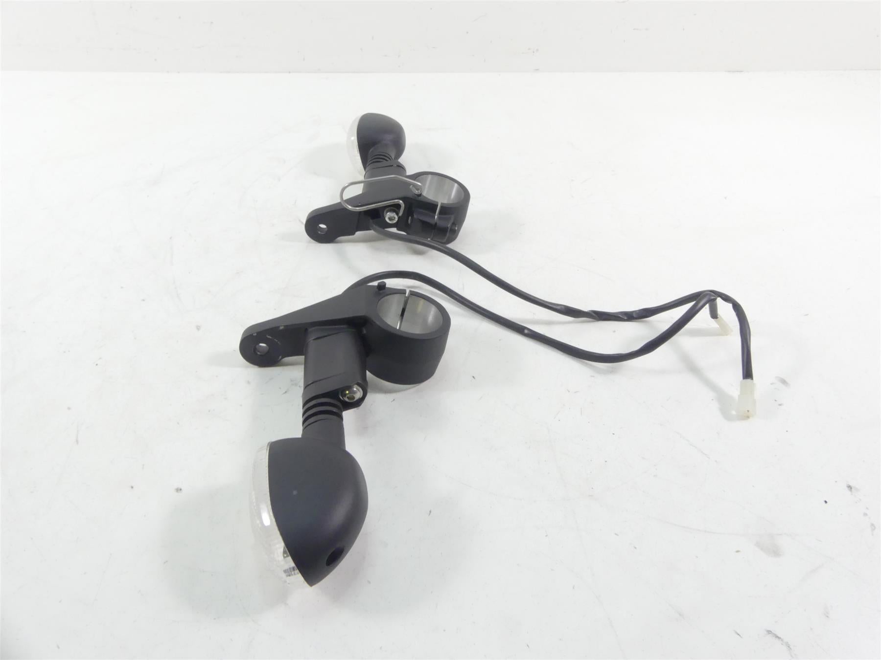 2019 Moto Guzzi V7 III Stone 750 Front Blinker Turn Signal Set 2D000261 2D000262 {{ shop.shopifyCountryName }} - Mototech271