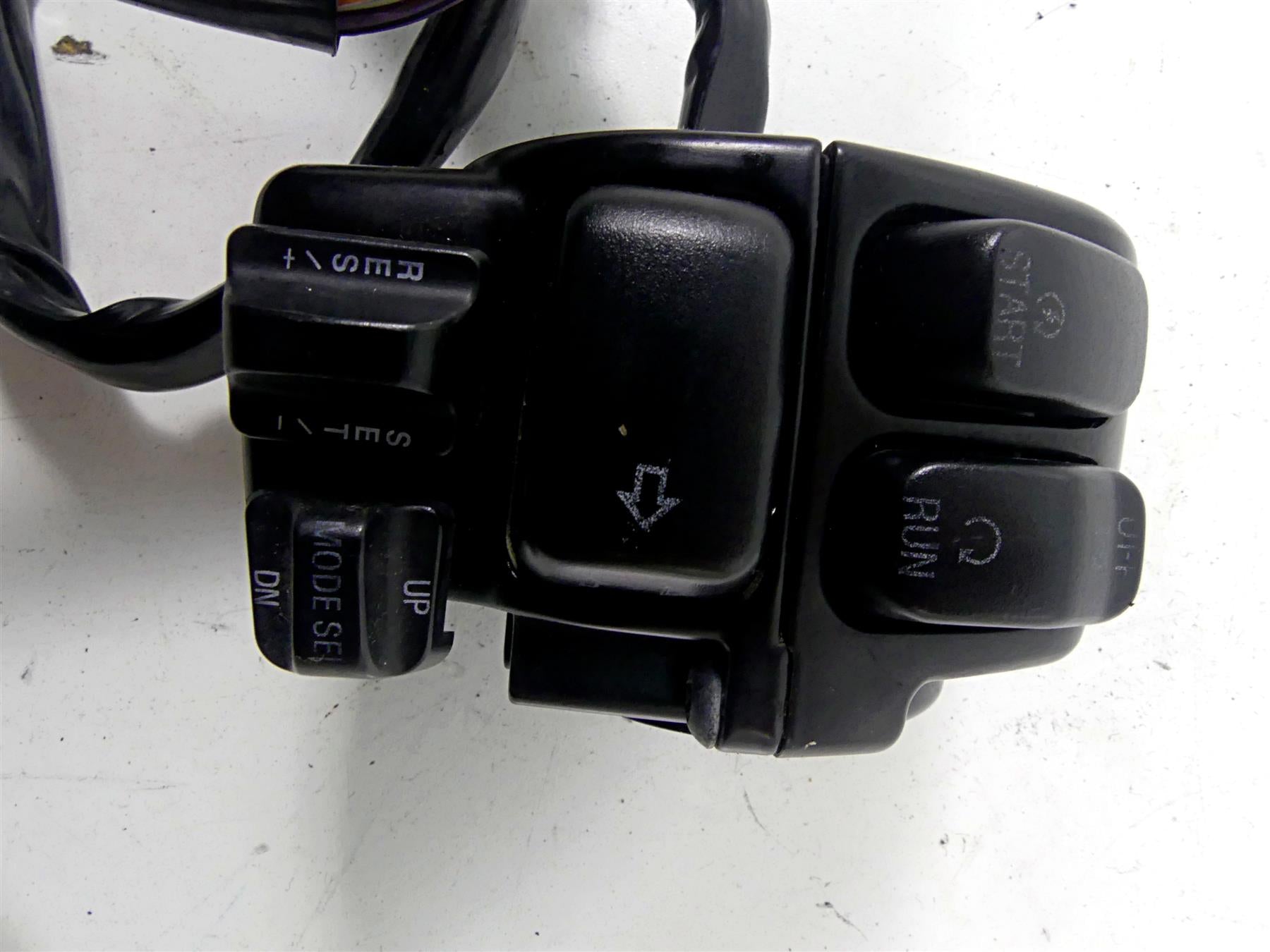 2004 Harley Touring FLHTCUI Electra Glide Right Hand Control Switch 71683-06A {{ shop.shopifyCountryName }} - Mototech271