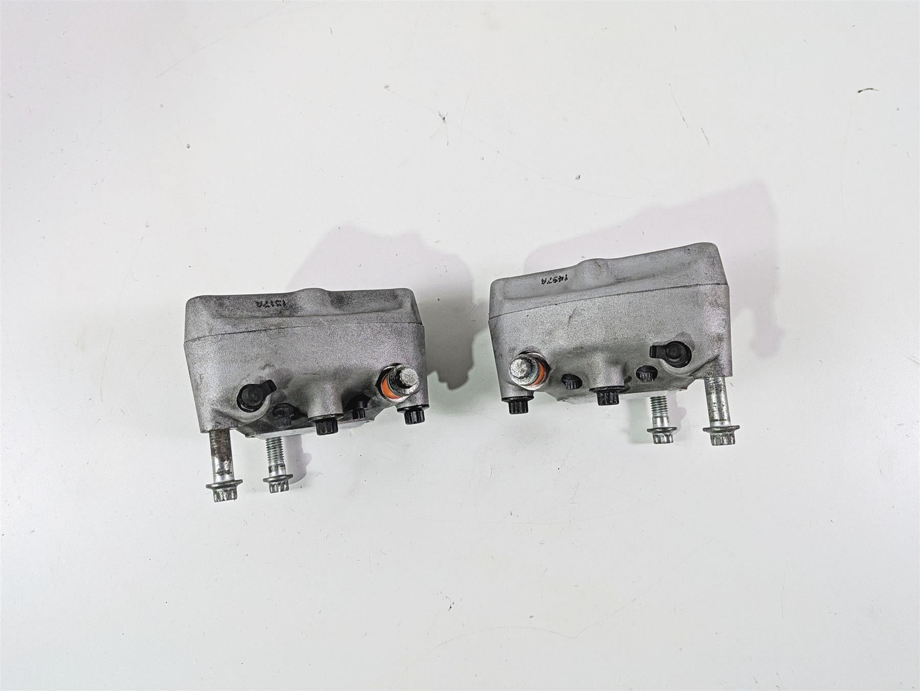 2007 Harley Touring FLHRSE CVO Road King Front Brake Caliper Set 44381-99C {{ shop.shopifyCountryName }} - Mototech271