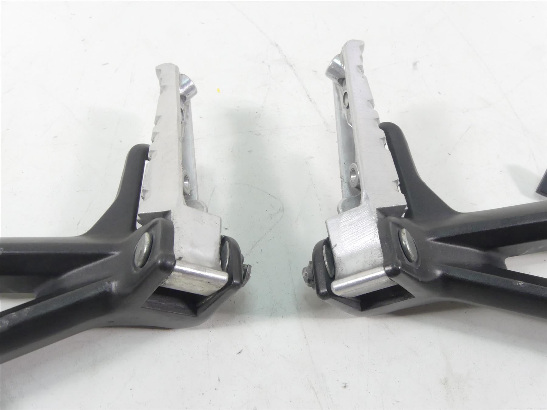 2015 Yamaha MT09 FZ09 Rear Passenger Foot Peg Footpeg Set 1RC-2742L-01-00 {{ shop.shopifyCountryName }} - Mototech271