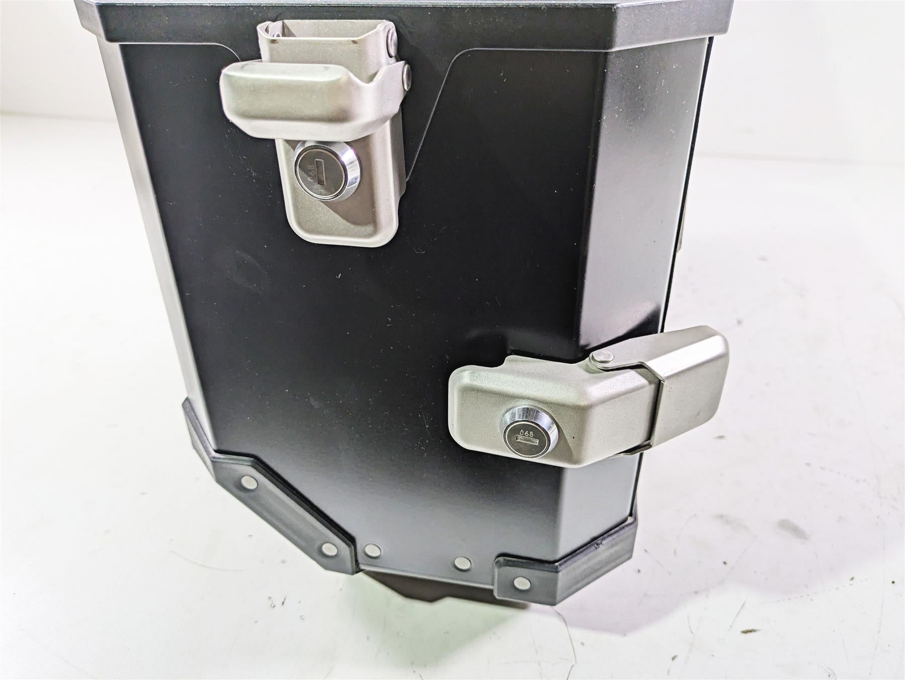 2016 Moto Guzzi Stelvio 1200 8V NTX Left Saddlebag Saddle Bag Case + Keys 886930 {{ shop.shopifyCountryName }} - Mototech271
