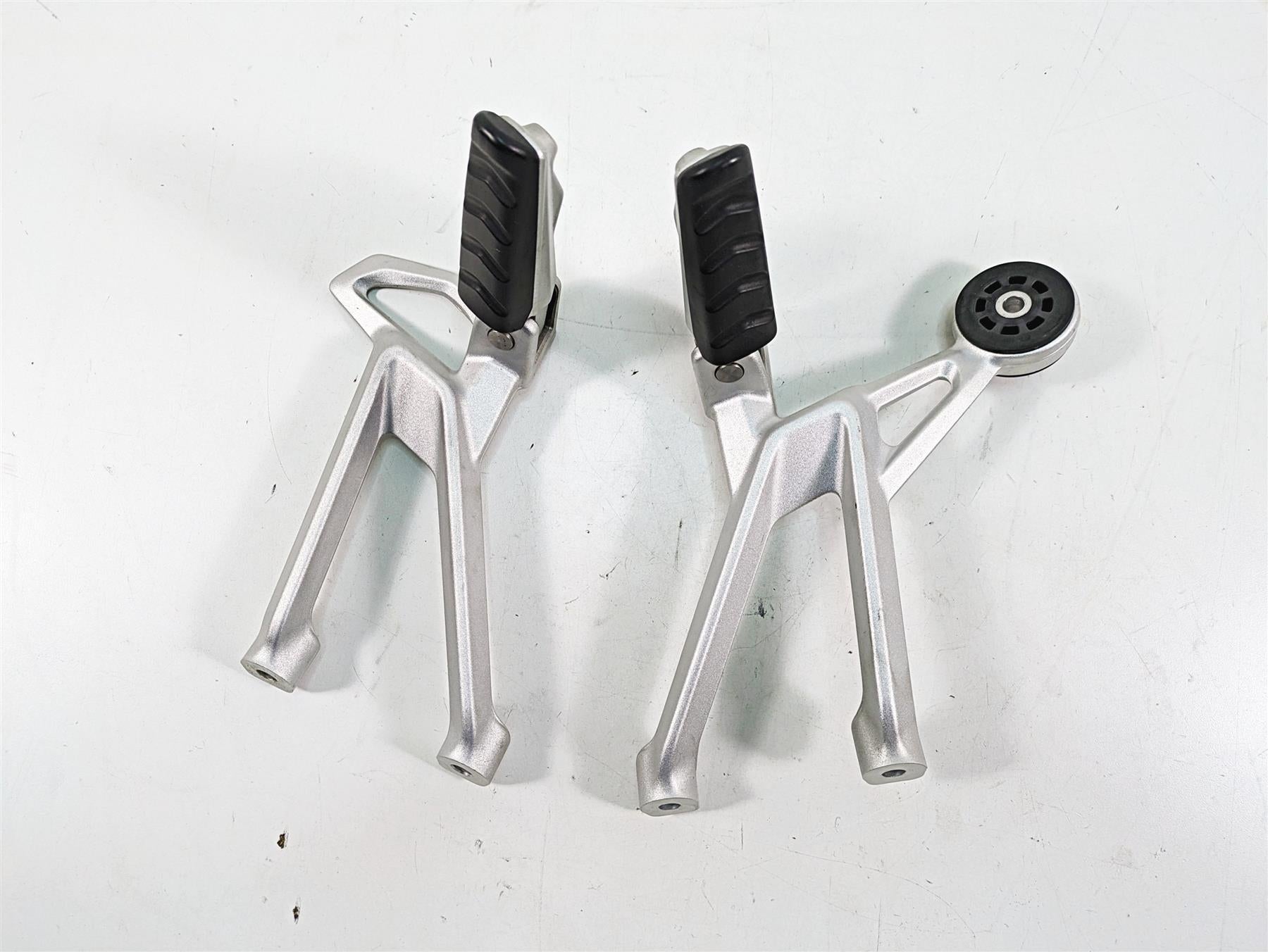 2016 BMW R1200R K53 Rear Passenger Foot Peg Rest Set 46718540798 46718540799 {{ shop.shopifyCountryName }} - Mototech271