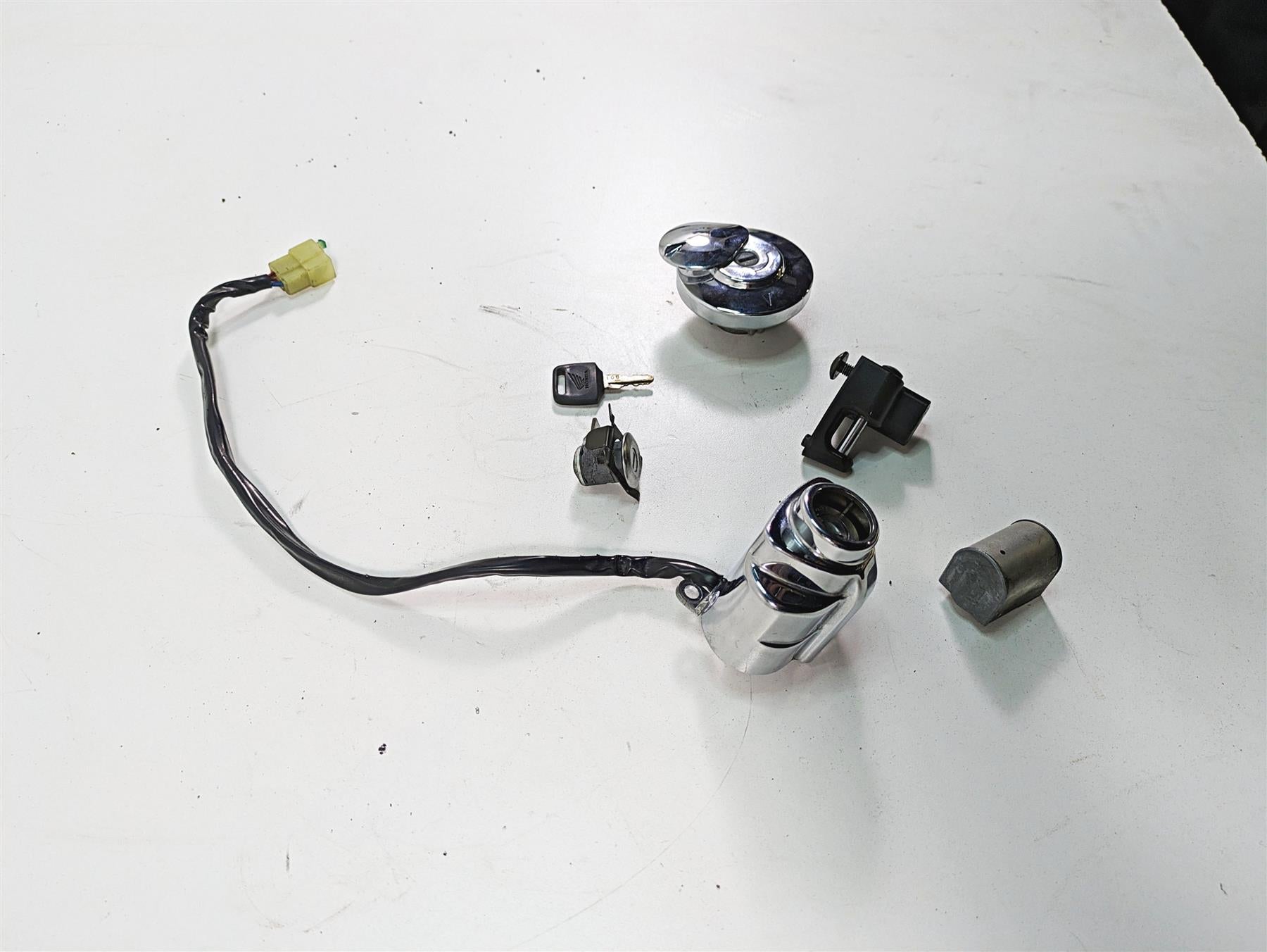 2006 Honda VT1100 C2 Shadow Ignition Switch Fuel Cap Key Lock Set 35010-MCK-A01 {{ shop.shopifyCountryName }} - Mototech271