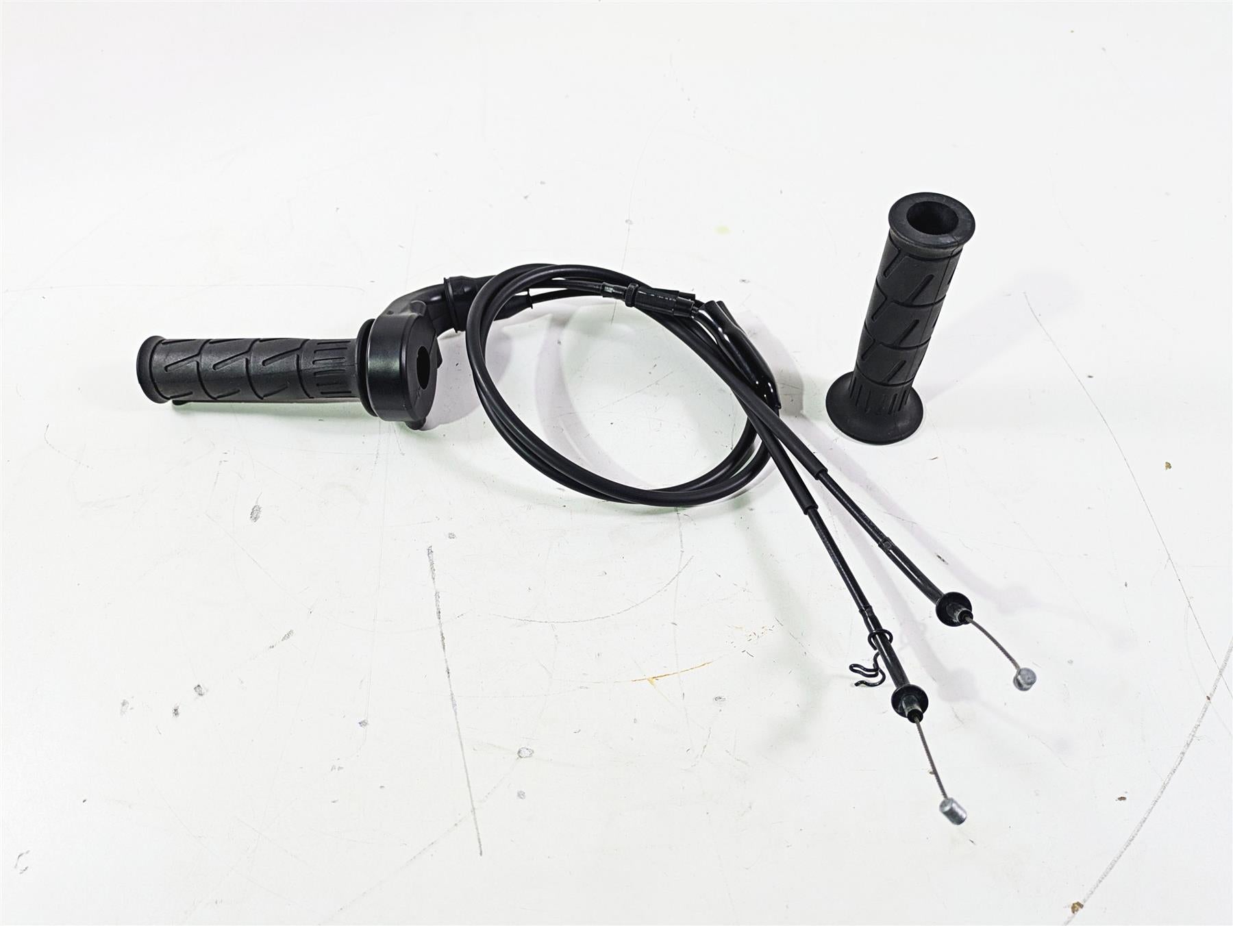 2022 Kawasaki ZR900RS Cafe Throttle Grip & Cable Set 2099-0049 46019-0001 {{ shop.shopifyCountryName }} - Mototech271