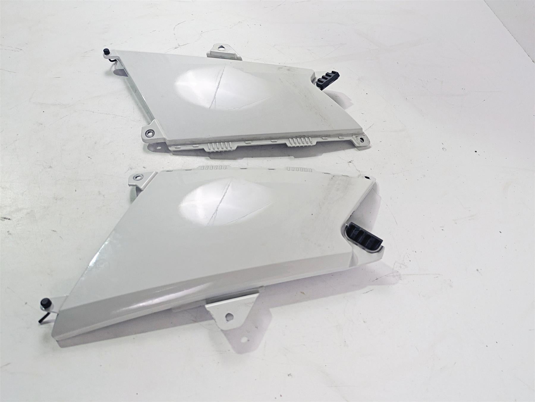 2010 BMW R1200GS K25 Under Tank Knee Cover Set Alpinweiss 46637726781 {{ shop.shopifyCountryName }} - Mototech271
