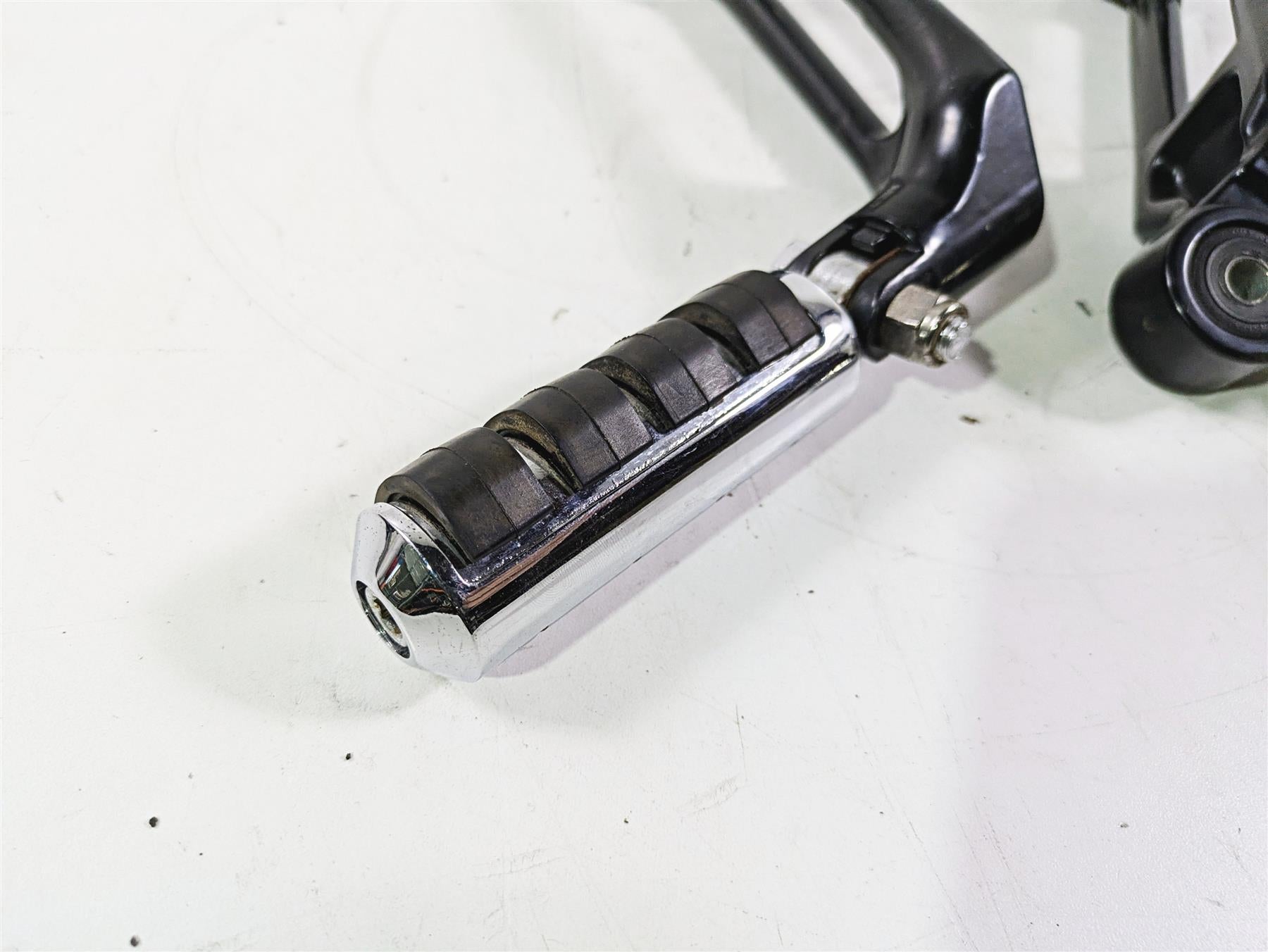 2006 Harley VRSCR Street V-Rod Passenger Footpeg Rest Set R 51087-06 L 51088-06 {{ shop.shopifyCountryName }} - Mototech271