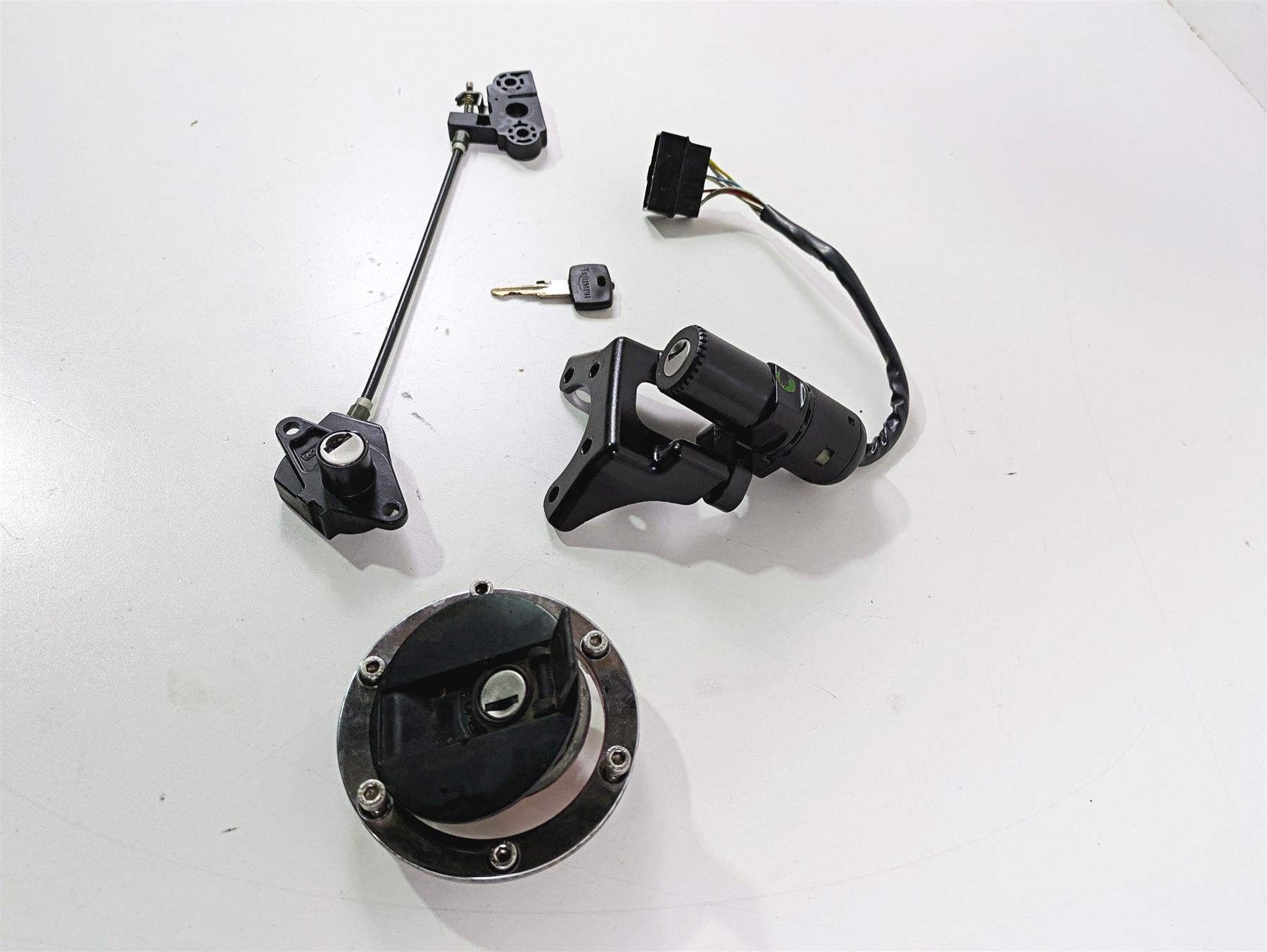 2006 Triumph Rocket 3 Ignition Switch Key Lock Tank Cap Set T2501074 T2502540 {{ shop.shopifyCountryName }} - Mototech271