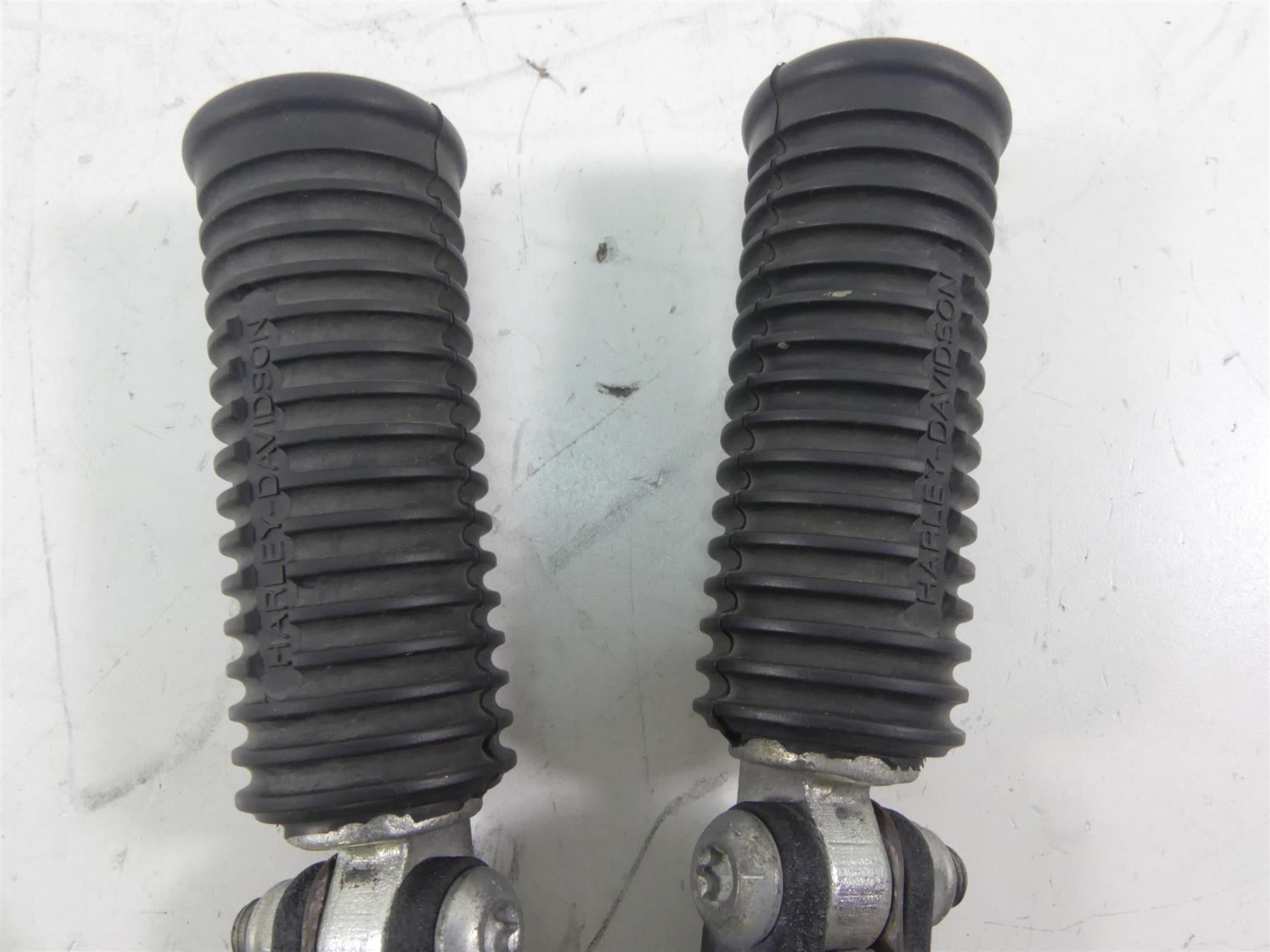 2015 Harley FXDF Dyna Fat Bob Rear Footpeg Foot Rest Set 49224-06A 49230-06 {{ shop.shopifyCountryName }} - Mototech271