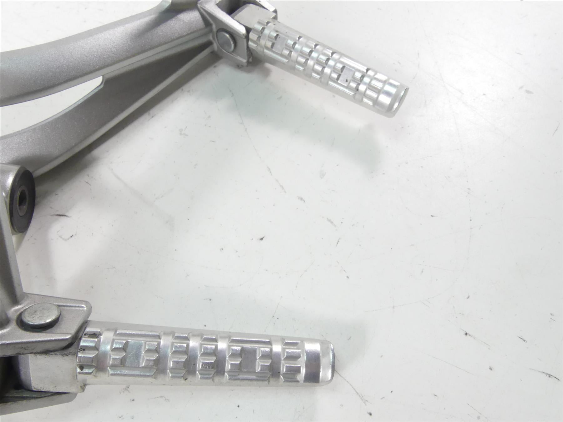 2008 Yamaha FZ1 Fazer Rear Passenger Footpeg Set 2D1-2741L-00-00 2D1-2742L-00-00 {{ shop.shopifyCountryName }} - Mototech271