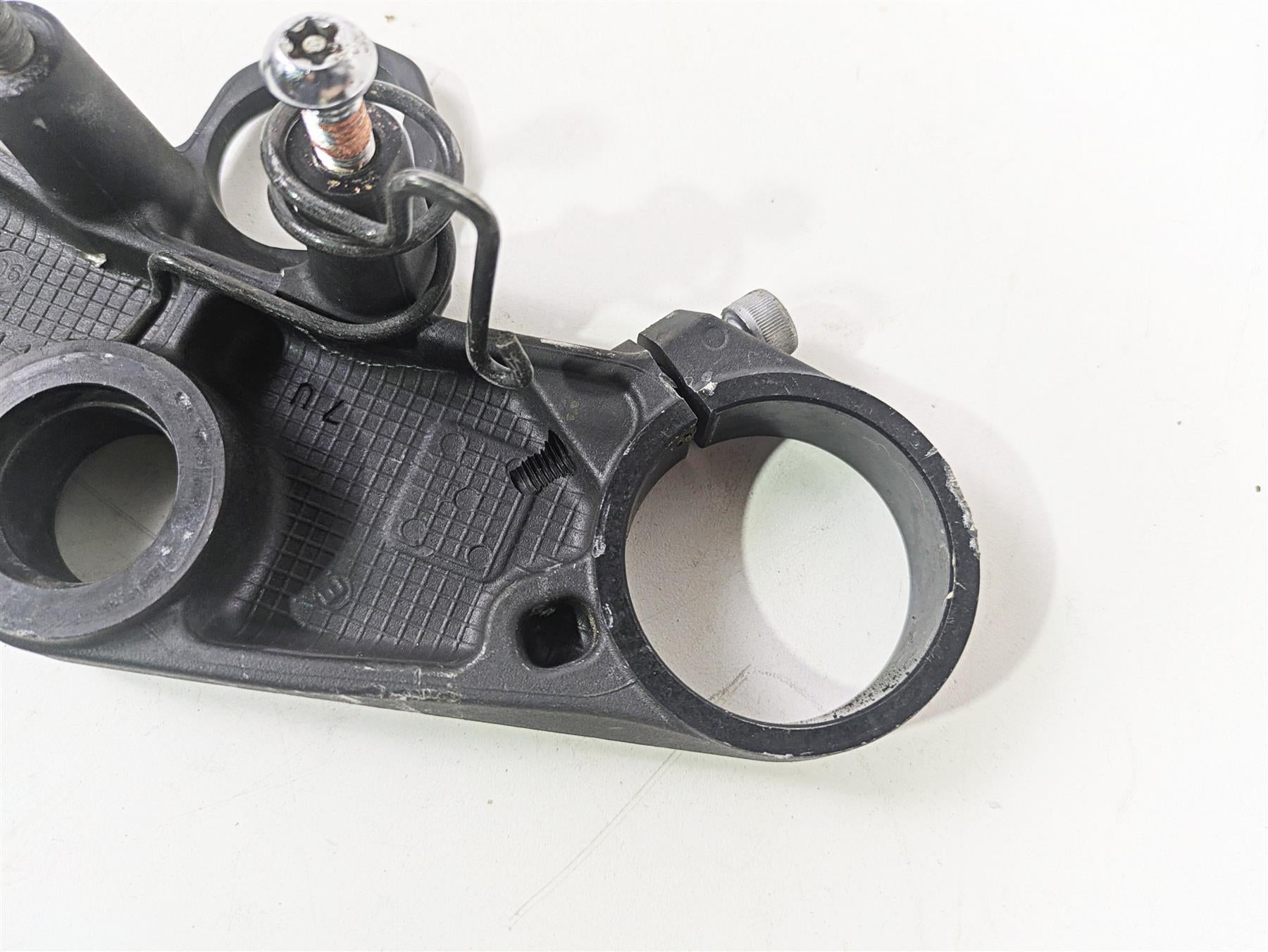 2006 Suzuki GSXR1000 K6 Upper Triple Tree Steering Clamp 51410-41G00 {{ shop.shopifyCountryName }} - Mototech271