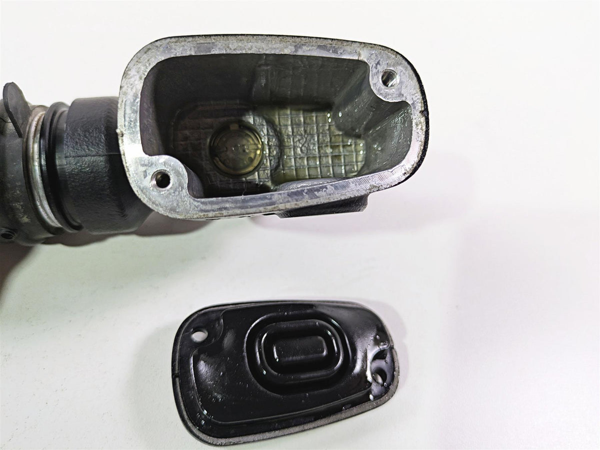 2018 Harley FLHCS Softail Heritage 115th Rear Brake Master Cylinder 5/8 41700460 {{ shop.shopifyCountryName }} - Mototech271