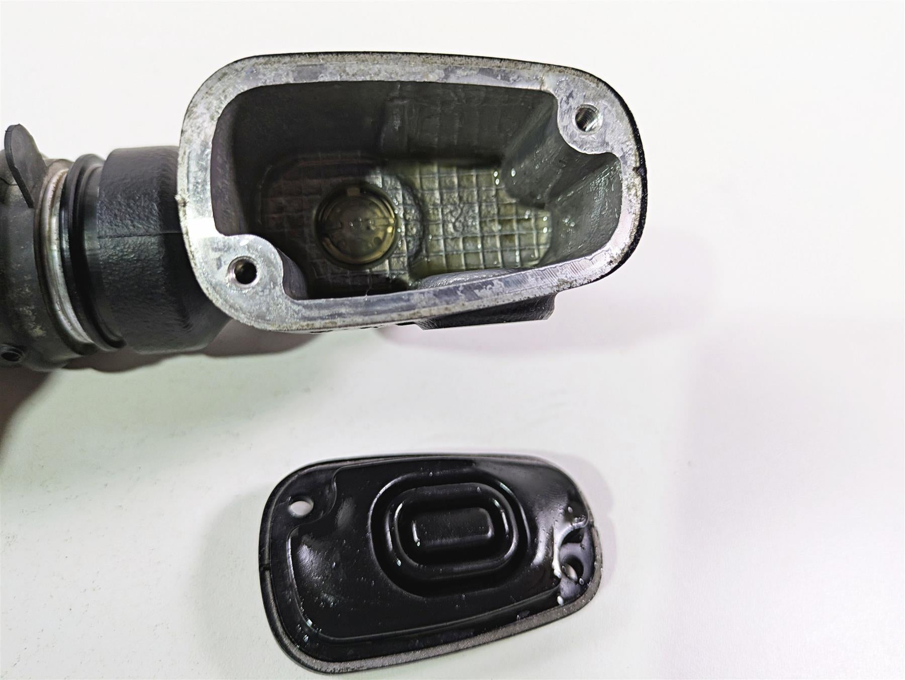 2018 Harley FLHCS Softail Heritage 115th Rear Brake Master Cylinder 5/8 41700460 {{ shop.shopifyCountryName }} - Mototech271