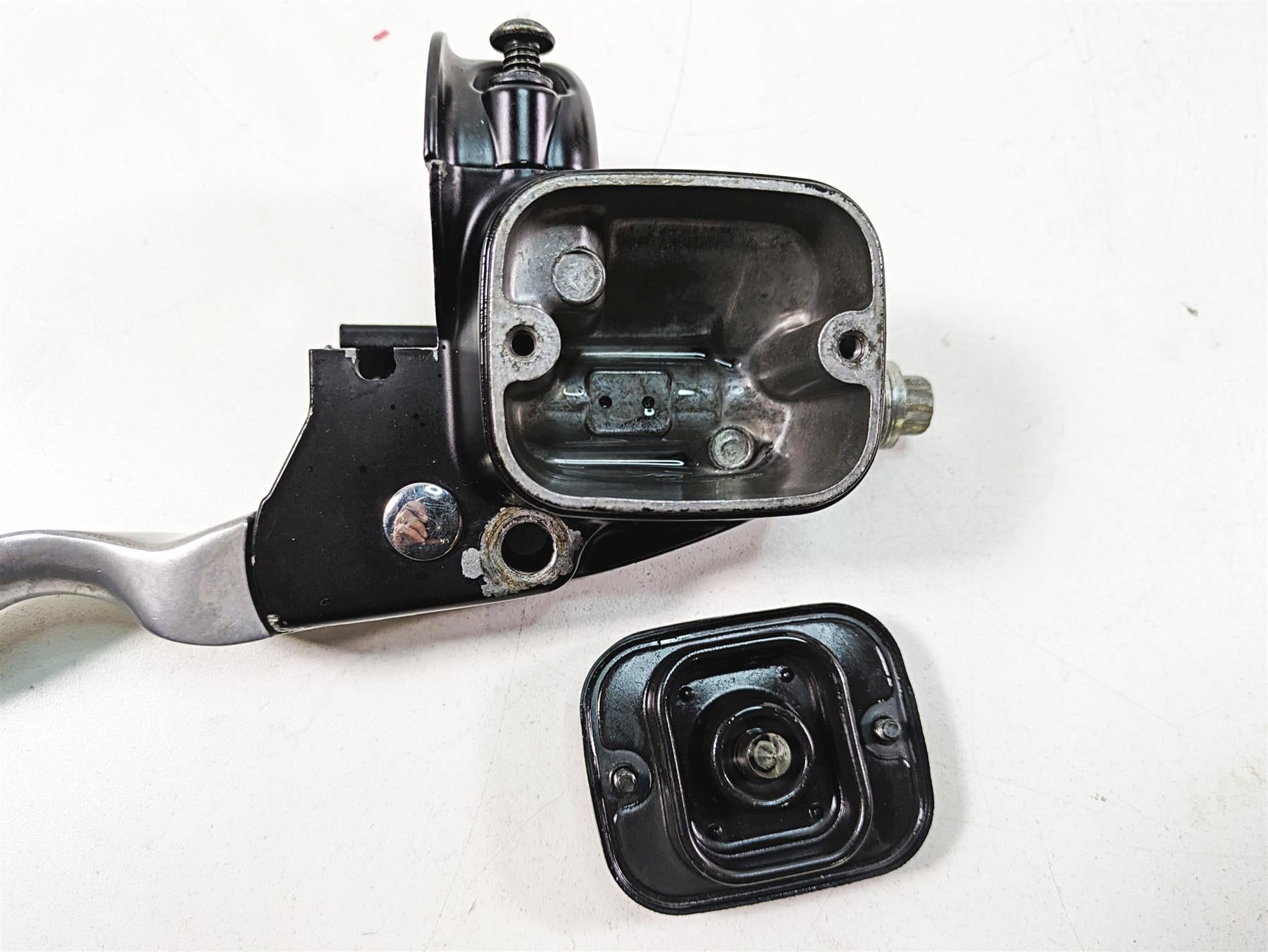 2005 Harley Dyna FXDL Low Rider Front Brake Master Cylinder 9/16" 45019-96F {{ shop.shopifyCountryName }} - Mototech271