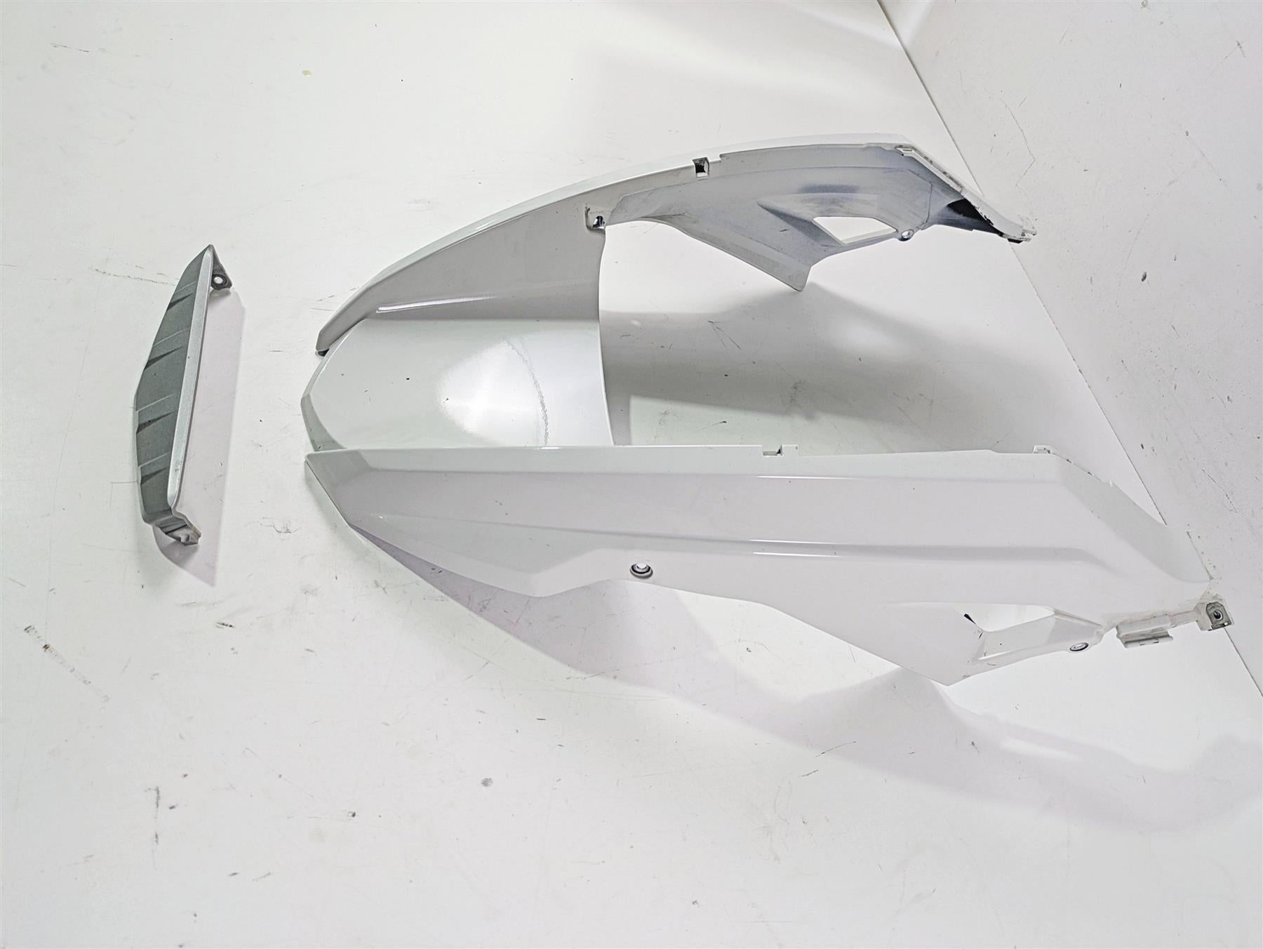 2010 BMW R1200GS K25 Front Upper Fender Alpin White 46617705227 46617705228 {{ shop.shopifyCountryName }} - Mototech271