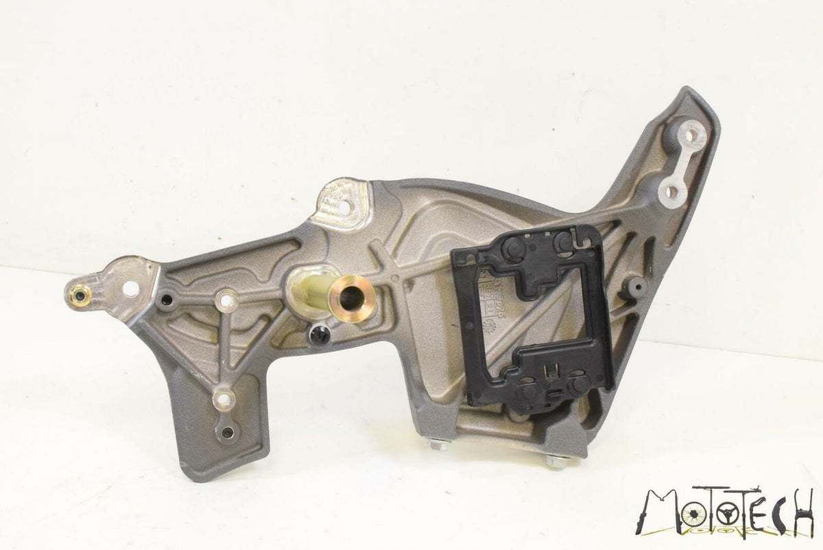 2019 Indian Scout Right Center Frame Plate Bracket 5139625-650 {{ shop.shopifyCountryName }} - Mototech271