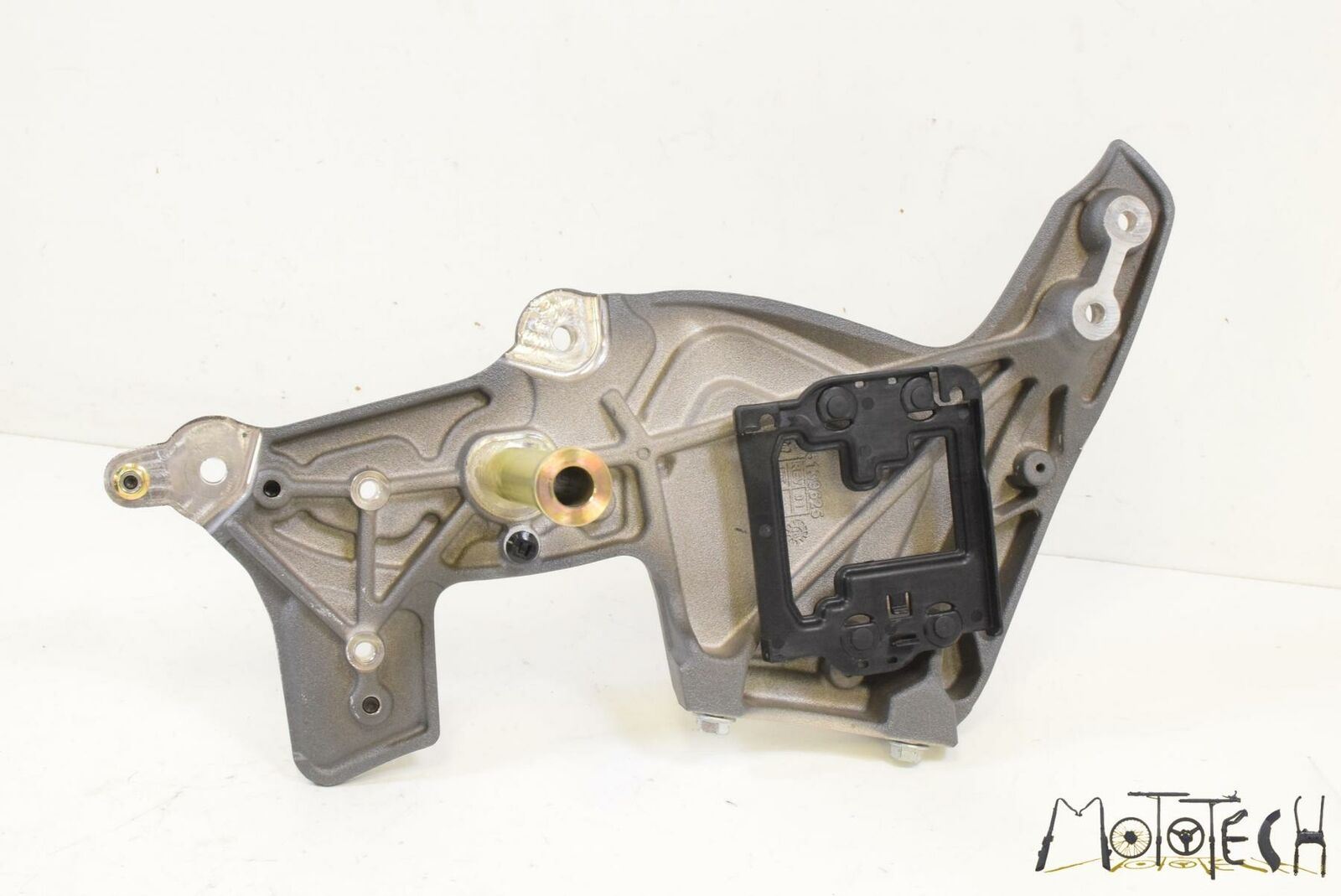 2019 Indian Scout Right Center Frame Plate Bracket 5139625-650 {{ shop.shopifyCountryName }} - Mototech271