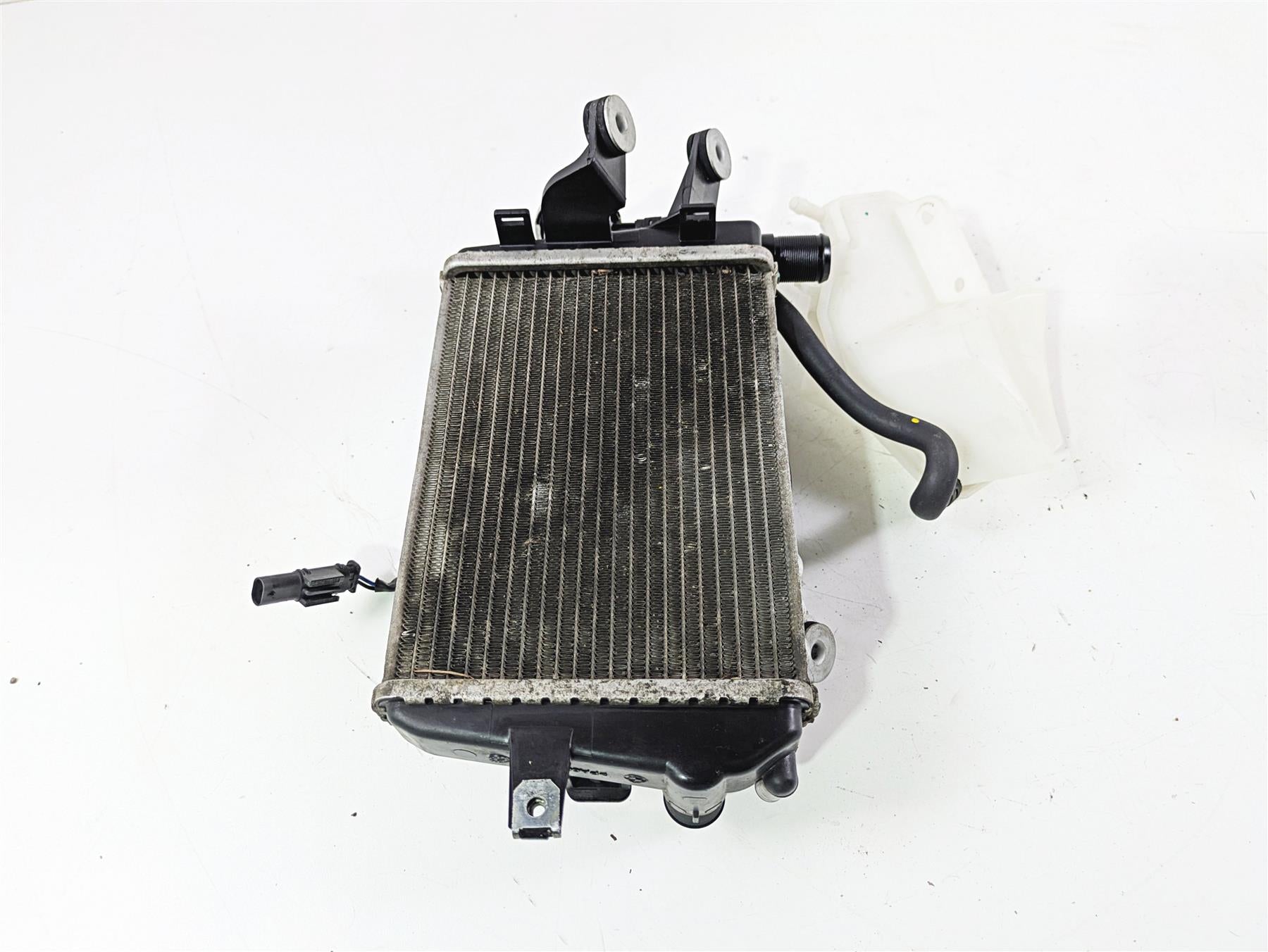 2015 BMW R1200 GS Adv K51 Right Radiator Fan Reservoir & Cover 17118546416 {{ shop.shopifyCountryName }} - Mototech271