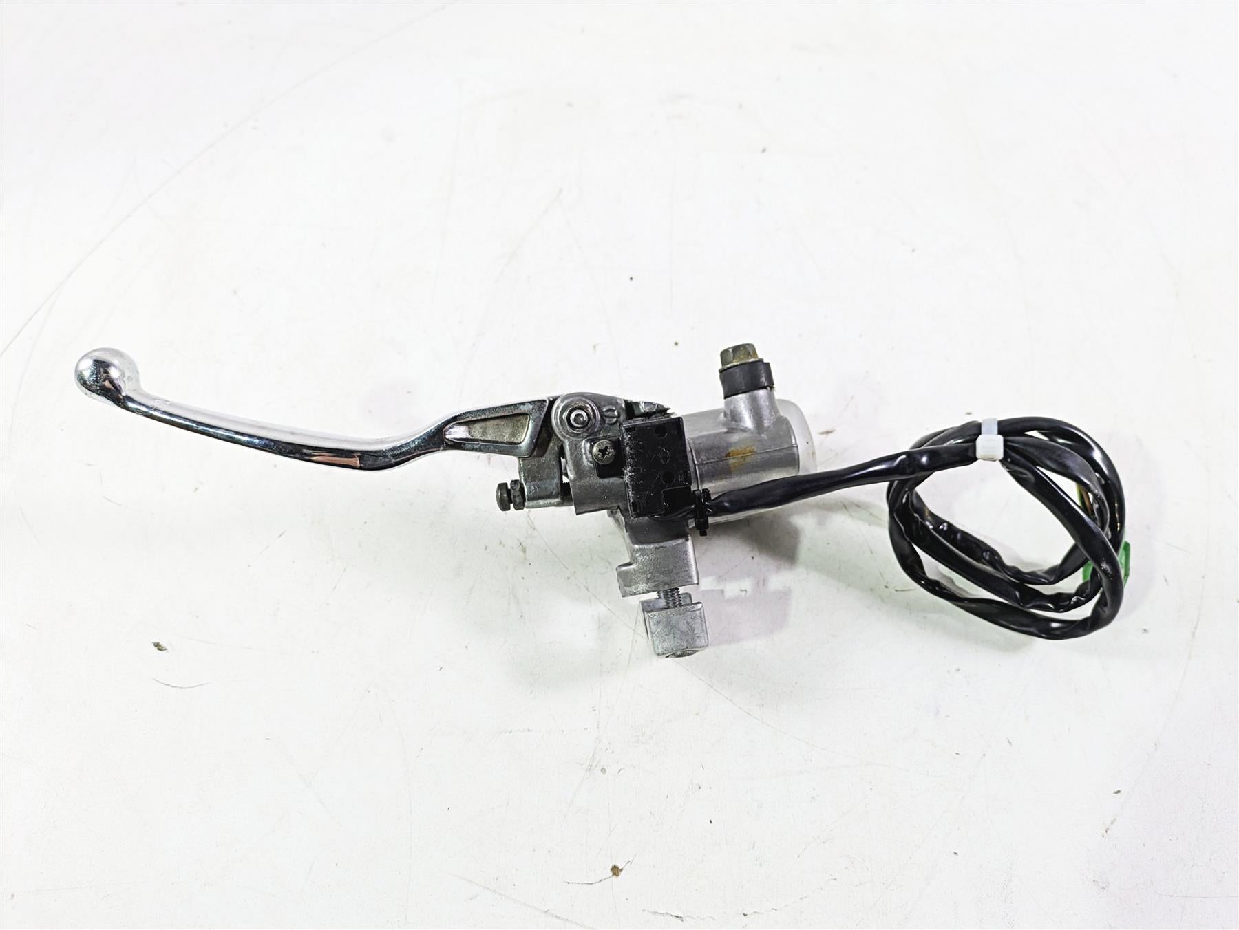 2004 Yamaha XVZ1300 Royal Star Front Brake Master Cylinder 4XY-W2587-01-00 {{ shop.shopifyCountryName }} - Mototech271