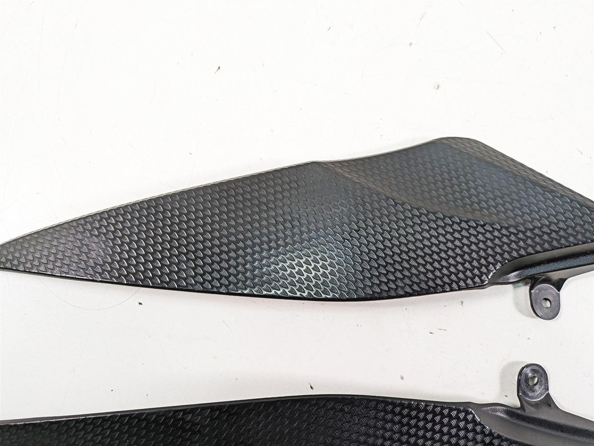 2007 Yamaha R1 YZFR1 Side Trim Infill under Tank Side Cover Fairing 4C8-24139-00 {{ shop.shopifyCountryName }} - Mototech271