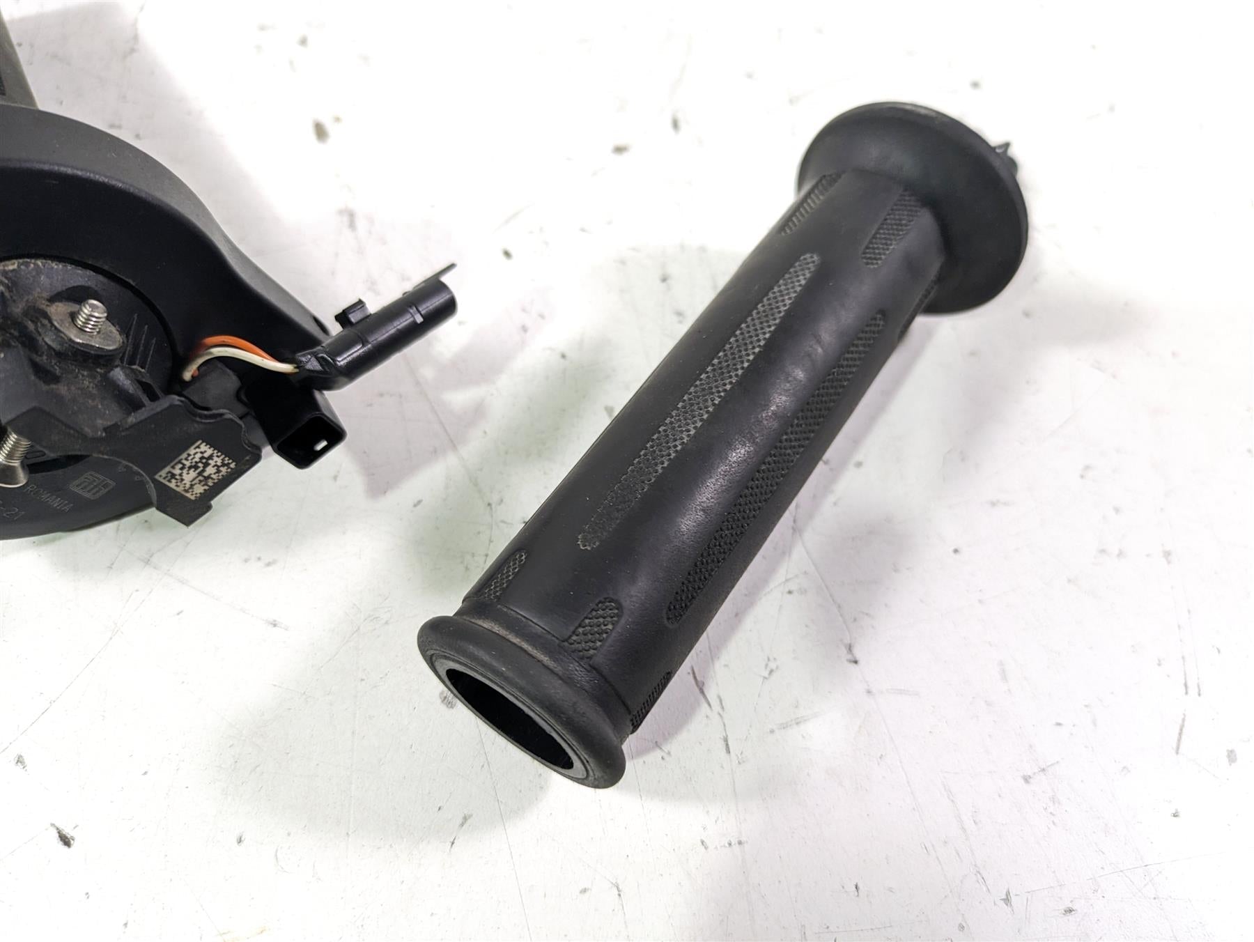 2022 BMW R1250 RT K052 Left Right Heated Hand Grip Set 61318549455 61318552124 {{ shop.shopifyCountryName }} - Mototech271