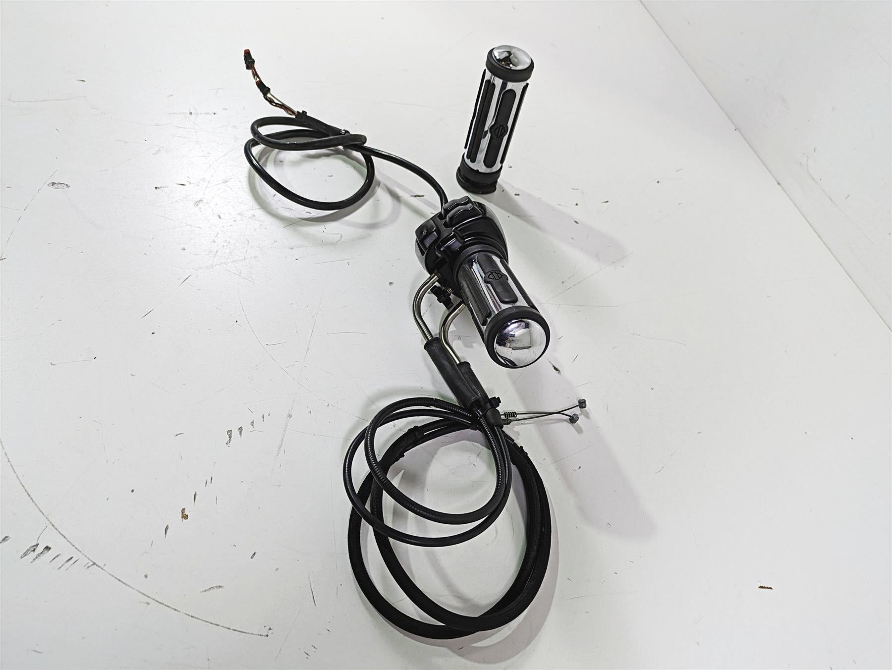 2012 Harley FLD Dyna Switchback Right Control Switch & Blinker 72948-12 {{ shop.shopifyCountryName }} - Mototech271