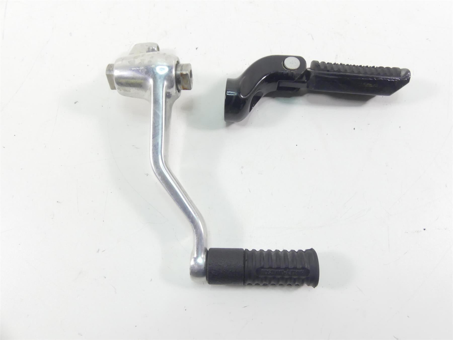 2011 Harley VRSCF Muscle Rod Left Front Footpeg & Shifter 50272-02B 33757-01A {{ shop.shopifyCountryName }} - Mototech271