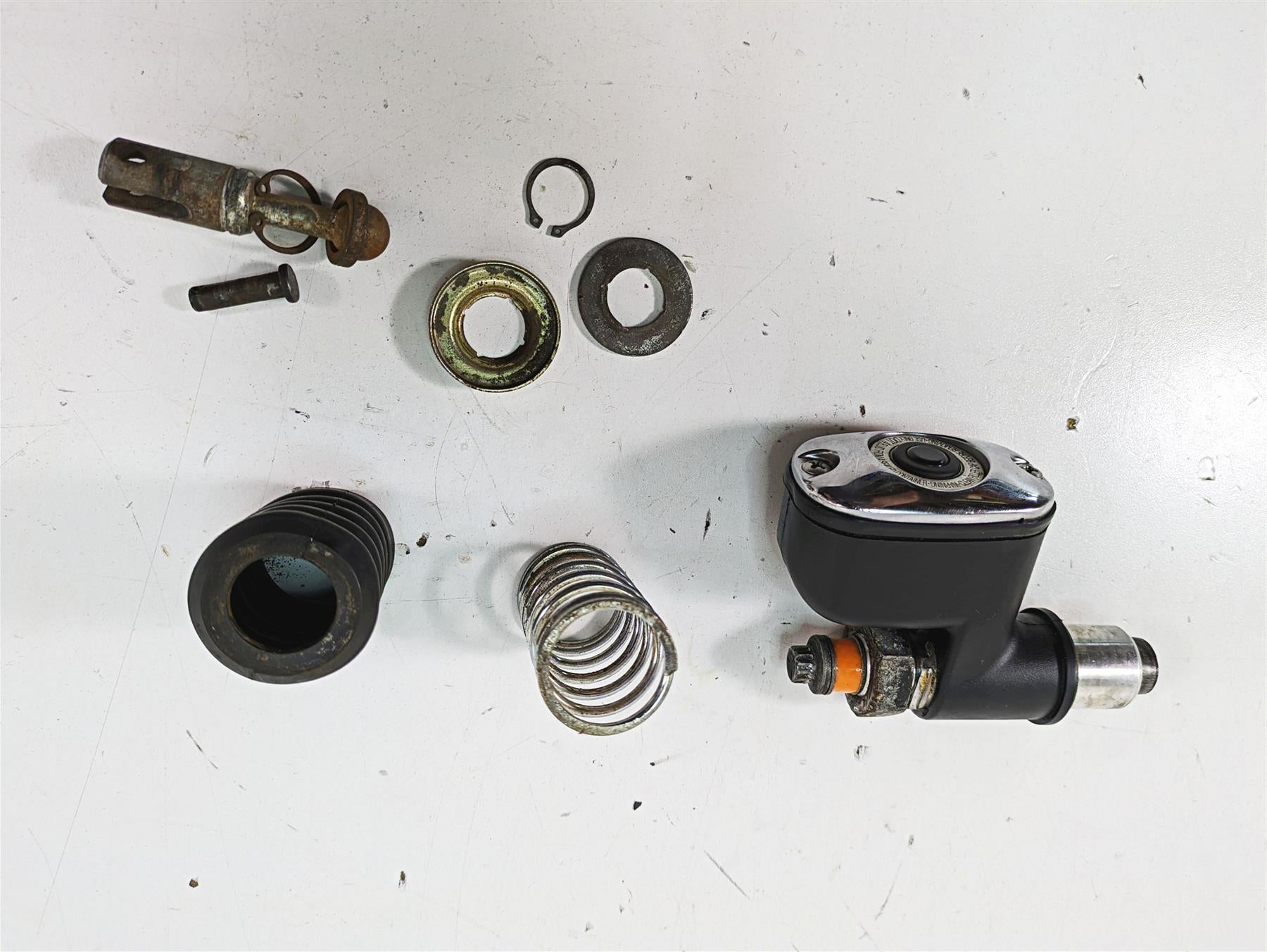 2005 Harley Touring FLHTCUI Electra Glide Rear Brake Master Cylinder 41767-05E {{ shop.shopifyCountryName }} - Mototech271