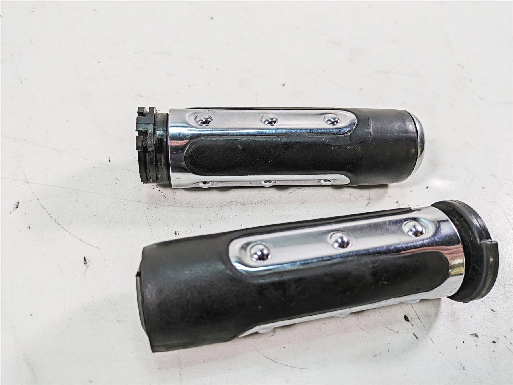 2009 Harley Dyna FXDFSE CVO Fat Bob Ironside Hand Grip Set 56971-07 56972-07 {{ shop.shopifyCountryName }} - Mototech271