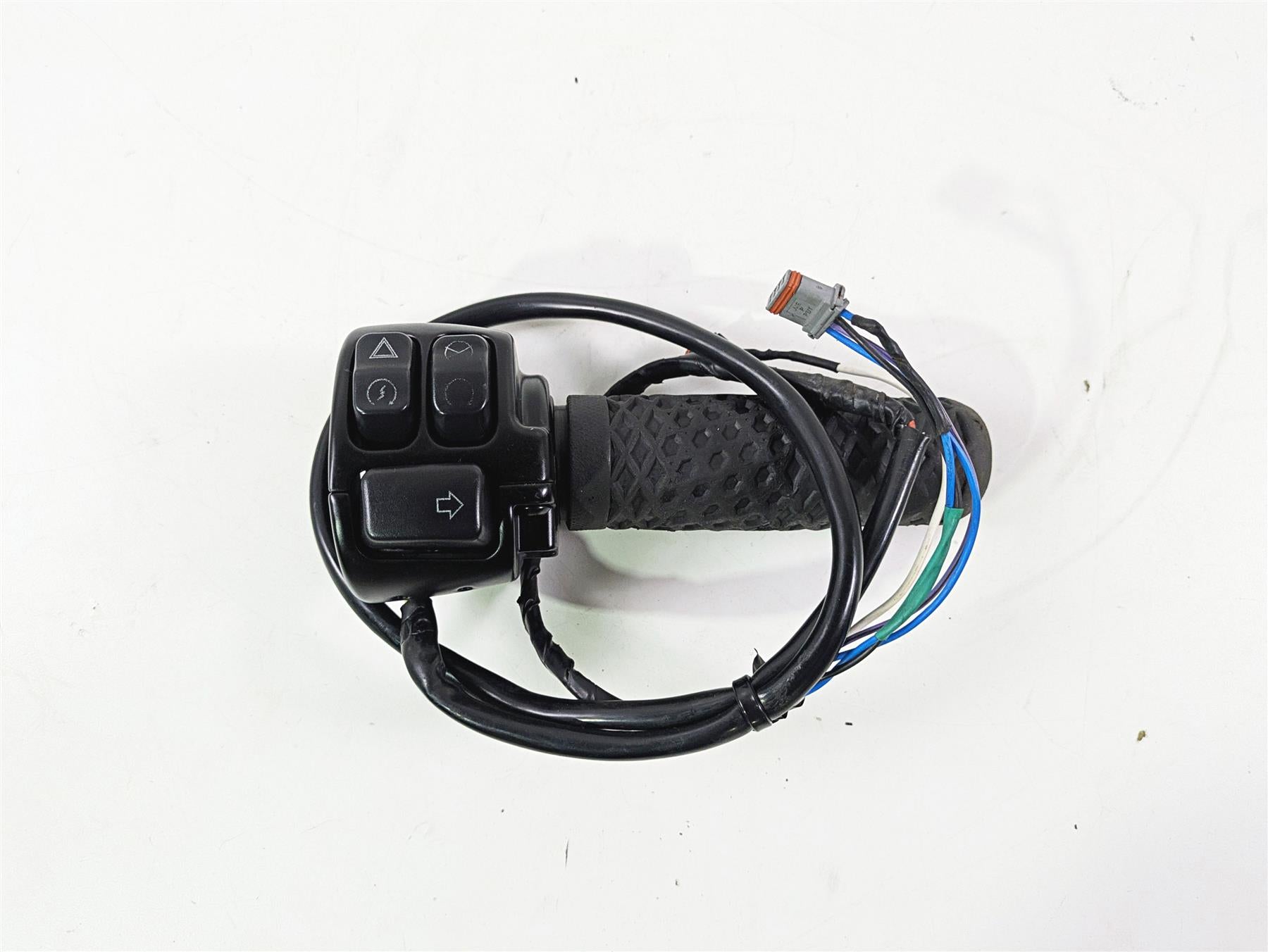 2020 Harley Softail FXST Standard Right Hand Control Switch - Extended 71500462 {{ shop.shopifyCountryName }} - Mototech271