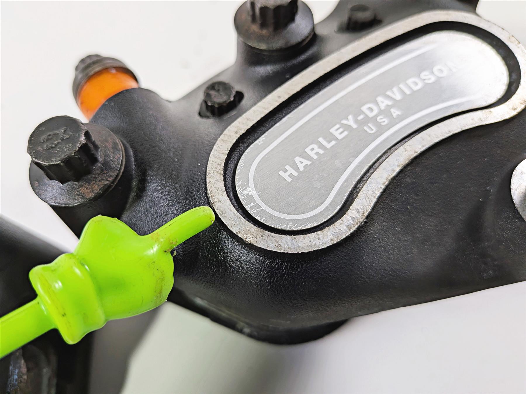 2001 Harley FLHRCI Road King Front Brake Caliper Set 44023-00C 44046-00D {{ shop.shopifyCountryName }} - Mototech271
