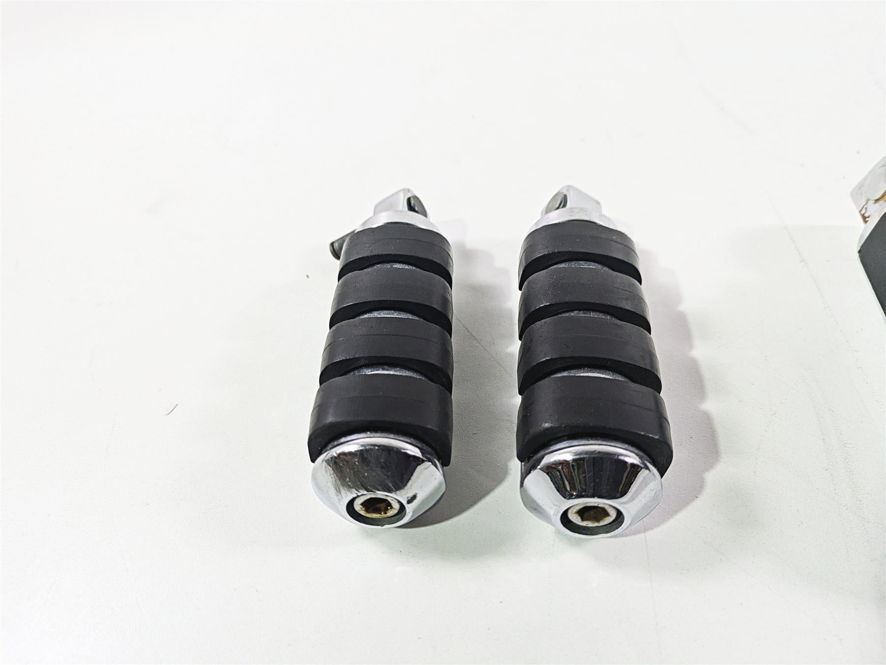 2008 Suzuki M109R VZR1800 Kuryakyn Small Iso Foot Peg Footpeg Footrest Set {{ shop.shopifyCountryName }} - Mototech271
