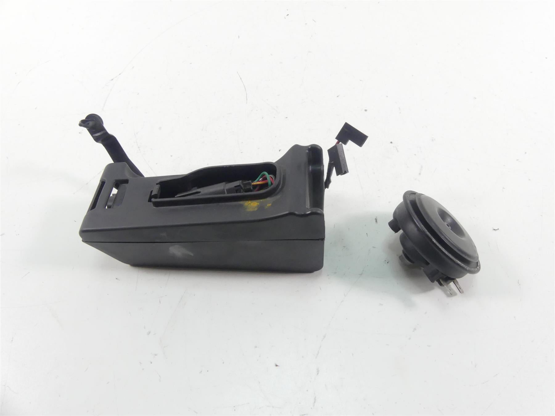 2021 Harley Softail FLSB Sport Glide Horn & Wiring Box 69201654 {{ shop.shopifyCountryName }} - Mototech271