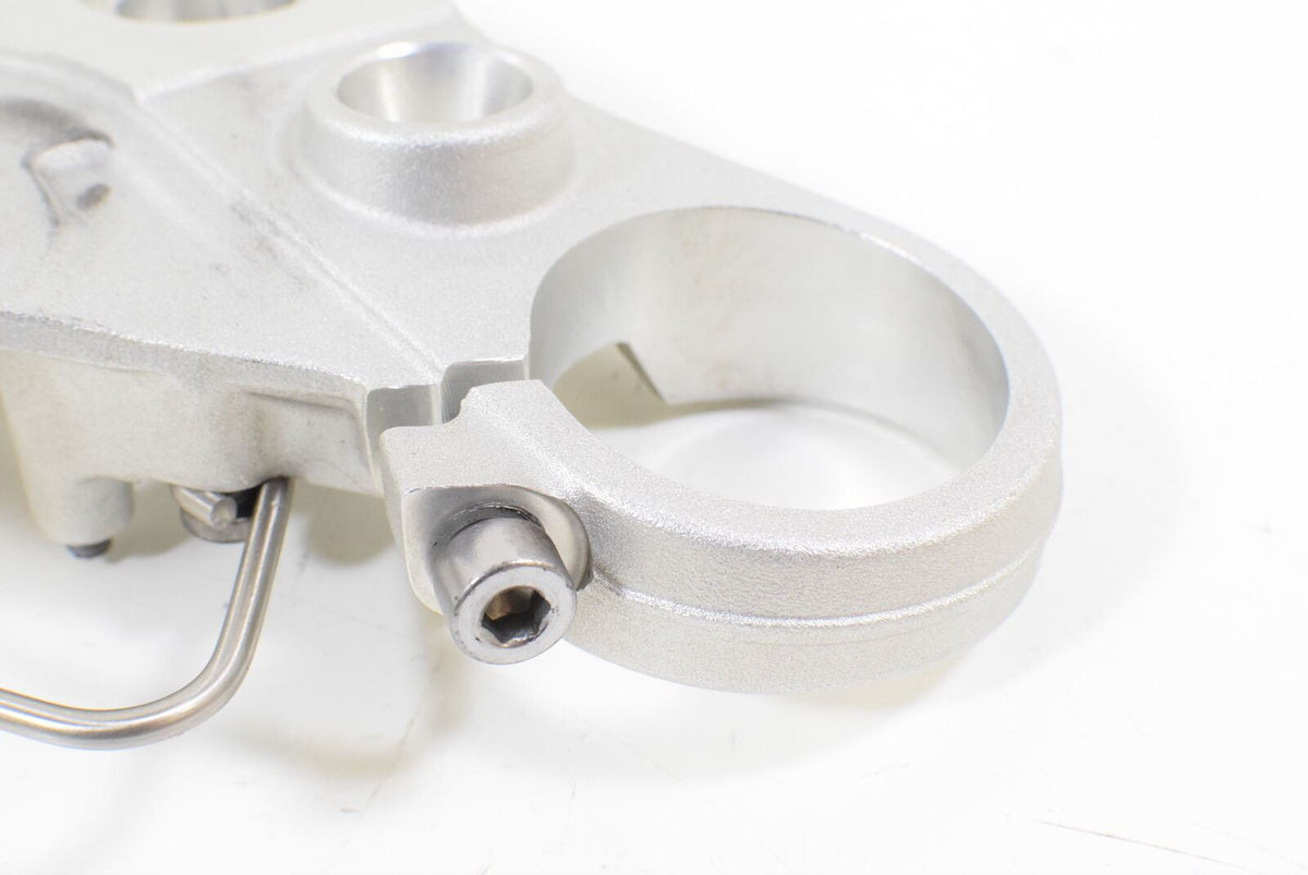 2011 Triumph Speed Triple 1050 Upper Triple Tree Steering Clamp T2040557 {{ shop.shopifyCountryName }} - Mototech271