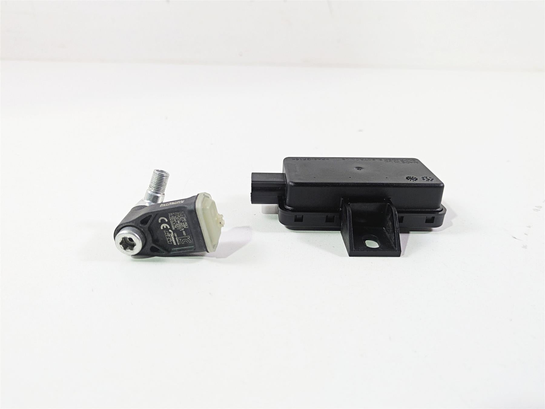 2018 KTM 1290 Super Duke R Tire Pressure Sensor & Module 61412033000 60312032000 {{ shop.shopifyCountryName }} - Mototech271