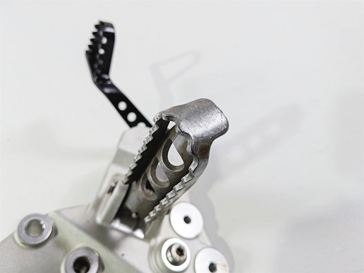 2023 BMW F850GS K81 Front Right Foot Peg & Brake Pedal 46718393176 35218357747 {{ shop.shopifyCountryName }} - Mototech271