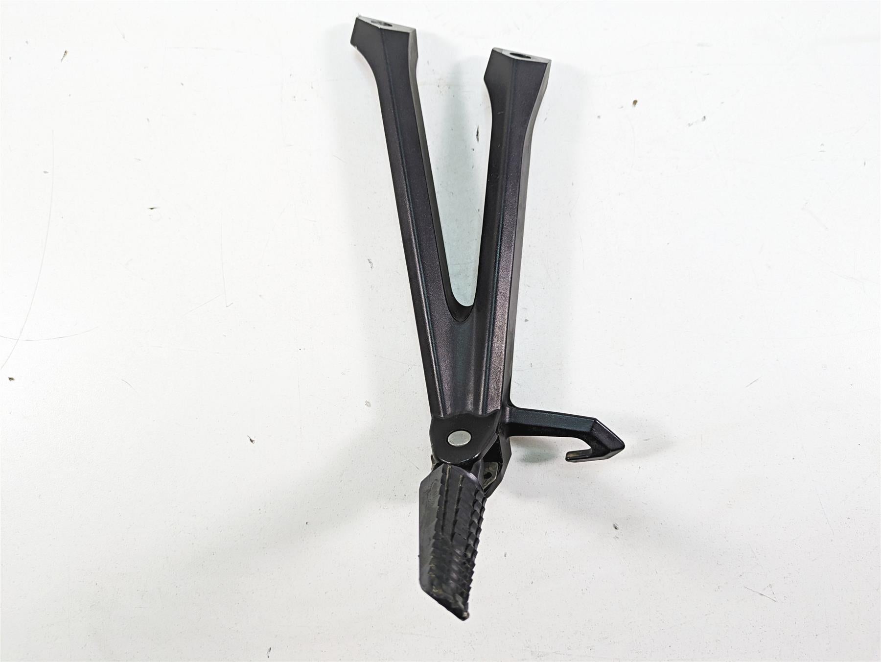 2022 Suzuki GSXR 750 Passenger Footpeg Foot Peg Rest Set 43600-14J30 43700-14J30 {{ shop.shopifyCountryName }} - Mototech271