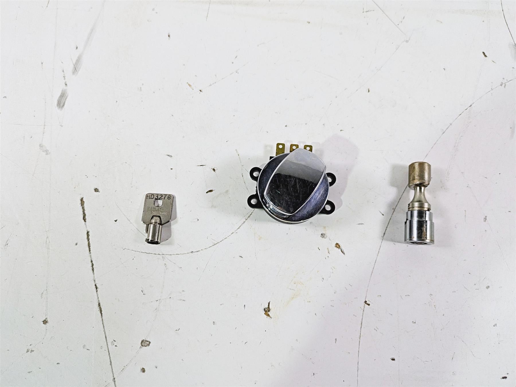 2005 Harley Softail FLSTSCI Heritage Springer Ignition Switch Key Lock 71450-04 {{ shop.shopifyCountryName }} - Mototech271