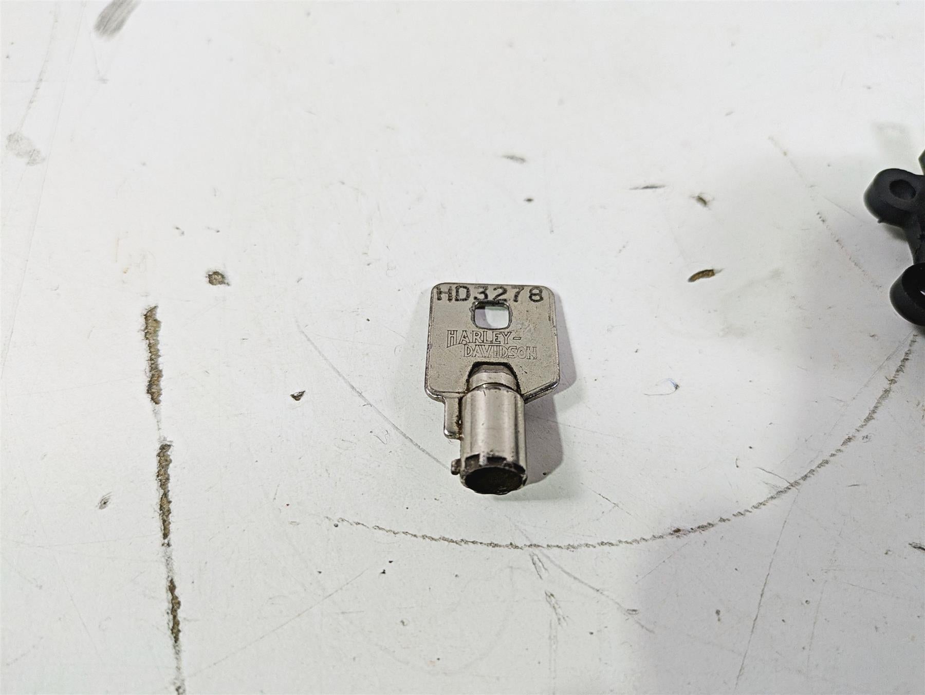 2005 Harley Softail FLSTSCI Heritage Springer Ignition Switch Key Lock 71450-04 {{ shop.shopifyCountryName }} - Mototech271