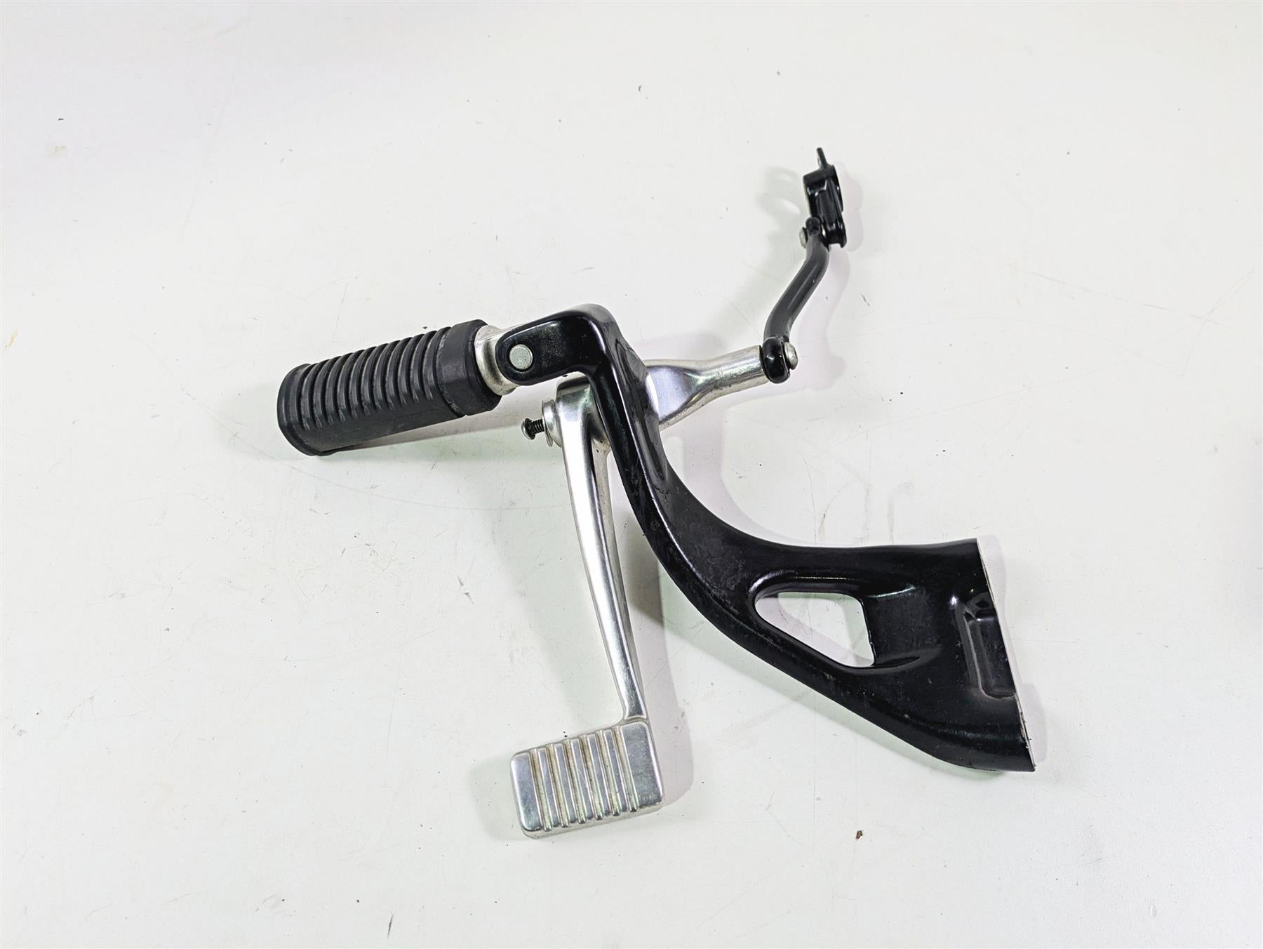 2020 Harley Softail FXST Standard Right Footpeg & Brake Pedal 50600288 50600310 {{ shop.shopifyCountryName }} - Mototech271