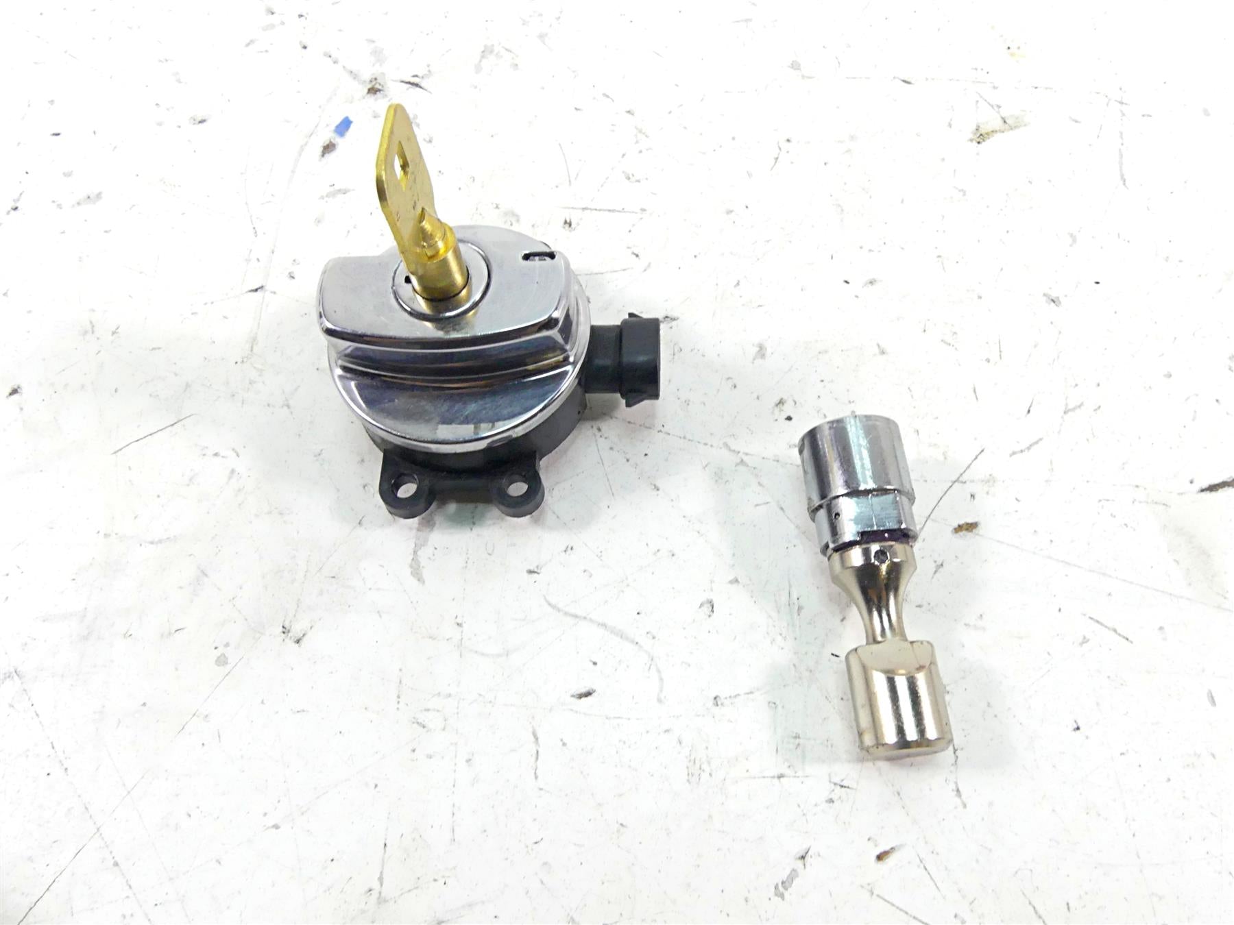2011 Harley Softail FLSTF Fat Boy Ignition Switch Key Steering Lock Set 71517-11 {{ shop.shopifyCountryName }} - Mototech271
