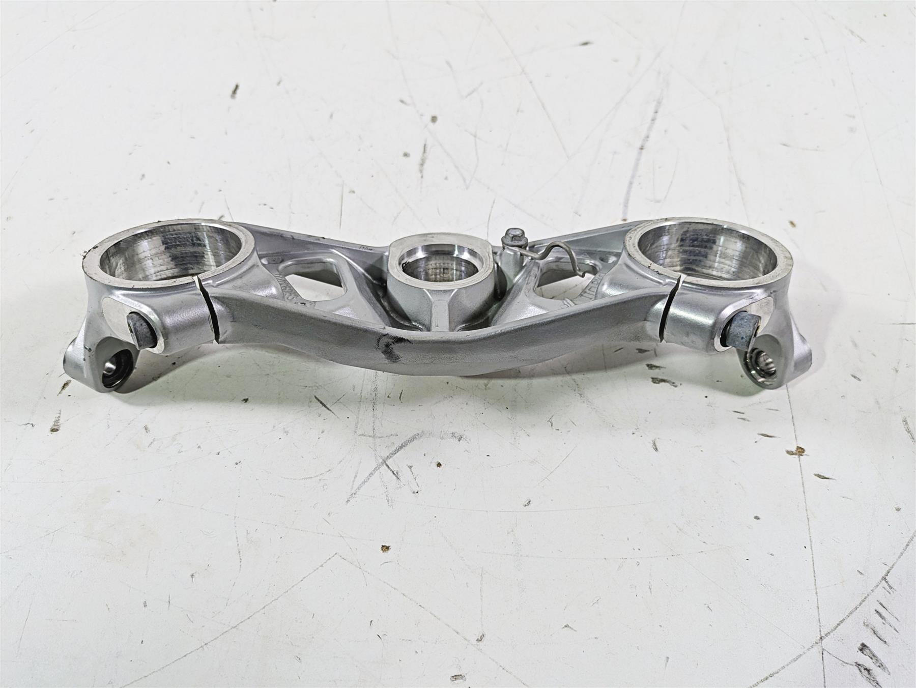 2021 Aprilia RS660 Upper Triple Tree Steering Clamp 2B005253 {{ shop.shopifyCountryName }} - Mototech271