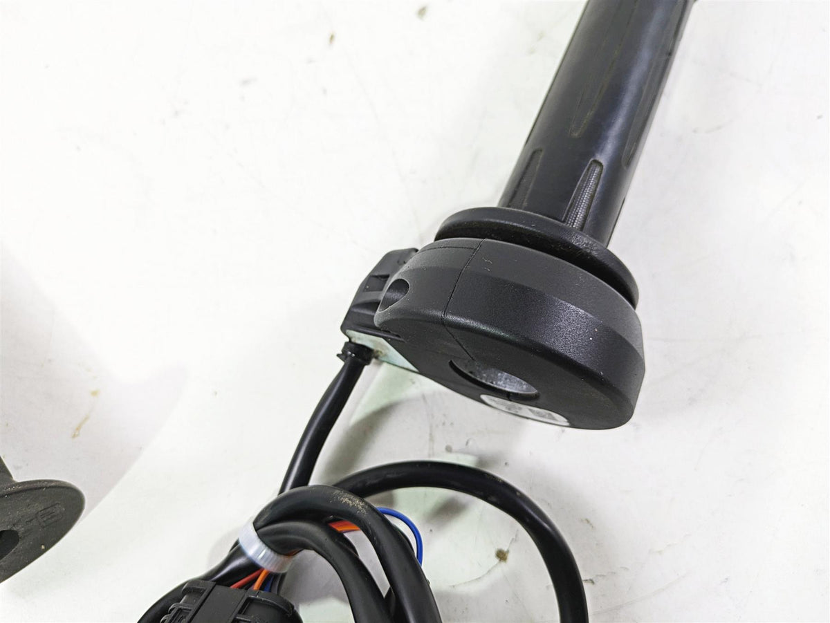 2023 BMW G310R K03 E-Throttle Hand Grip Set 61318382956 {{ shop.shopifyCountryName }} - Mototech271