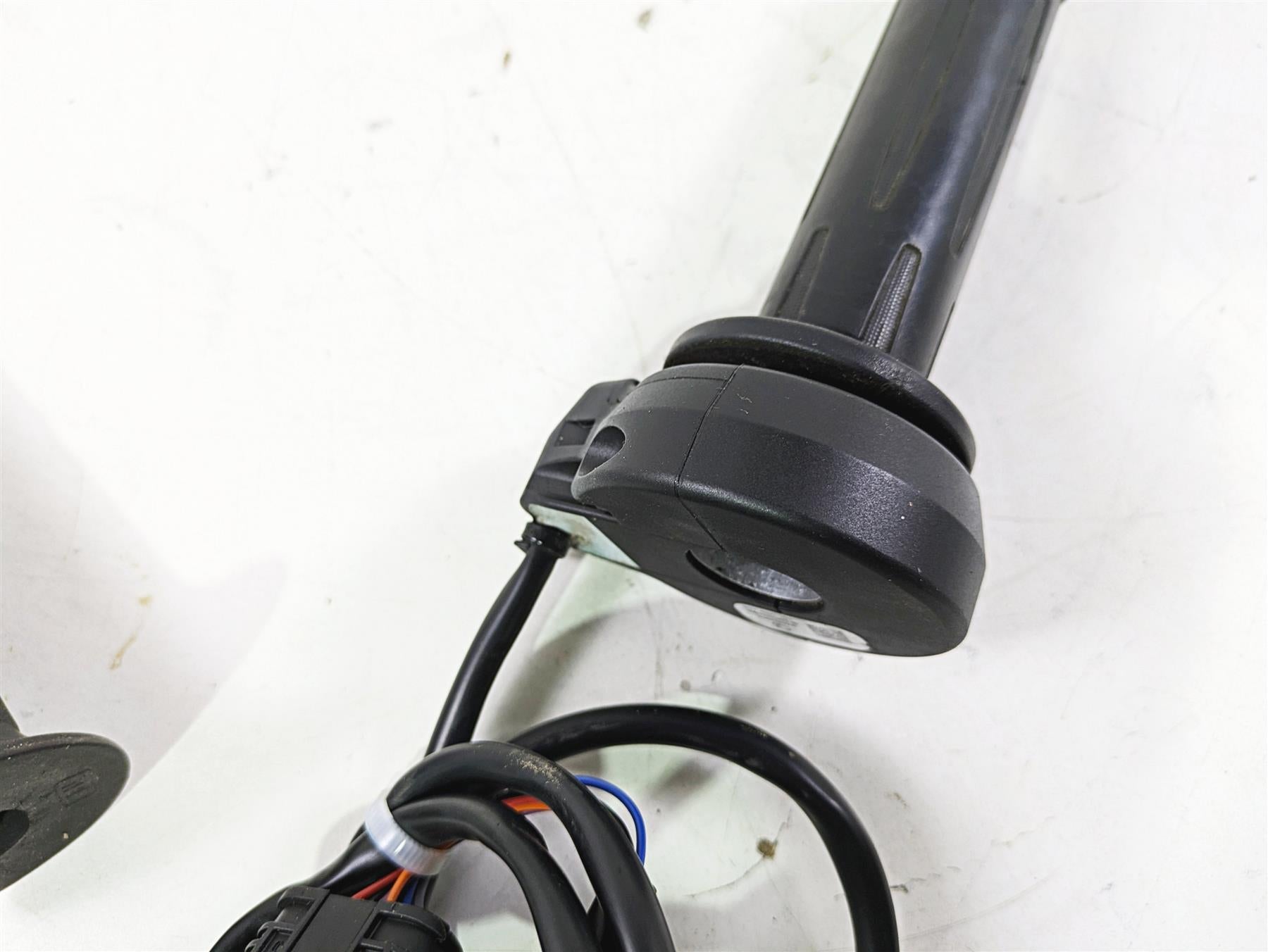 2023 BMW G310R K03 E-Throttle Hand Grip Set 61318382956 {{ shop.shopifyCountryName }} - Mototech271