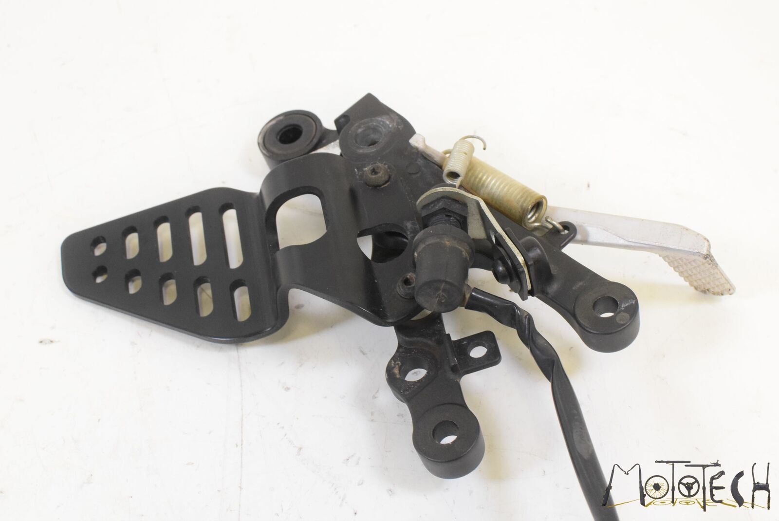 2012 Yamaha YZFR6 YZF R6 Front Right Footpeg Mount & Brake Pedal 2C0-27443-10-00 {{ shop.shopifyCountryName }} - Mototech271