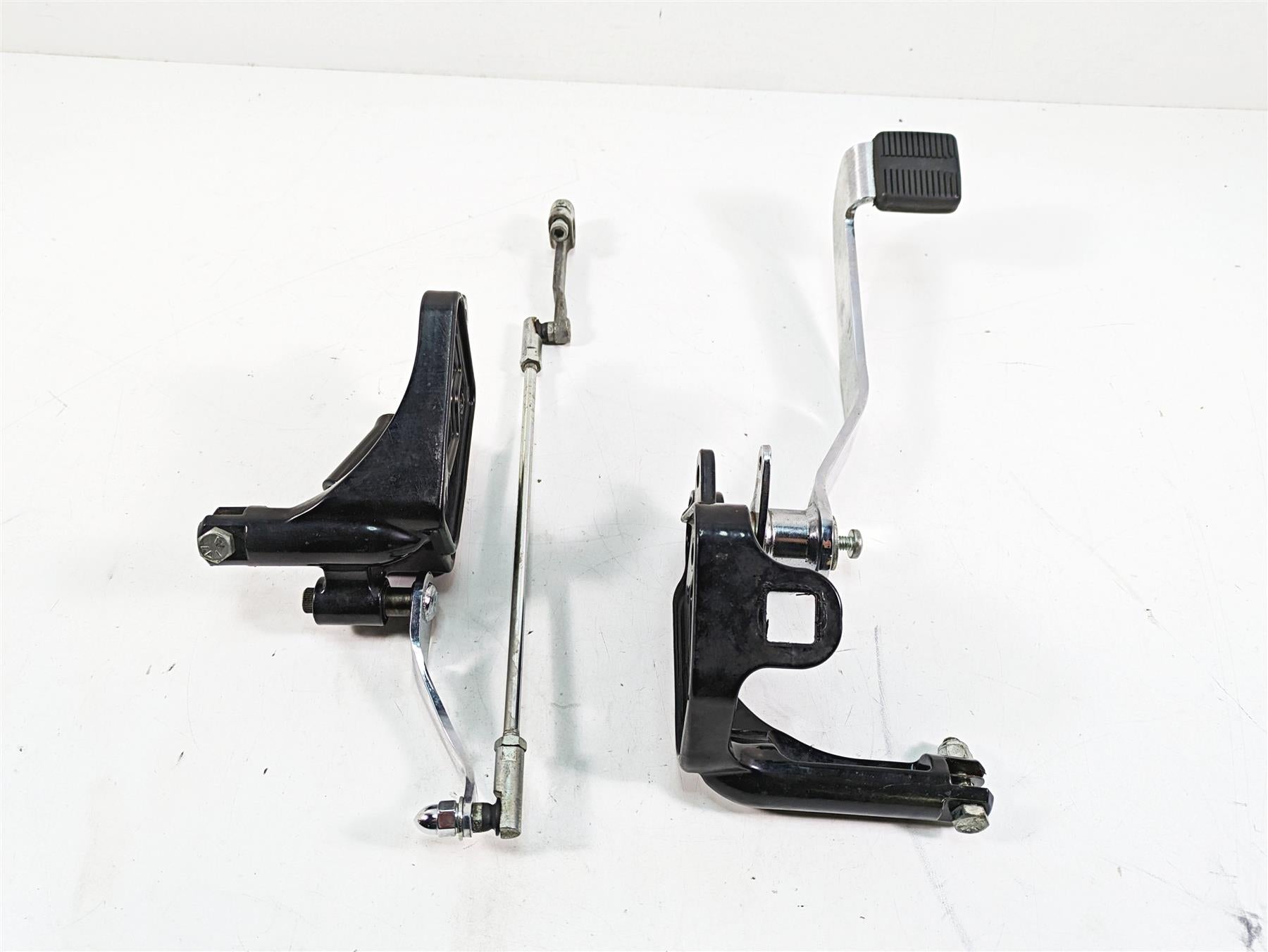 2006 Harley Softail FXSTSI Springer Left Right Footpeg Mount Brake Ped 33683-00