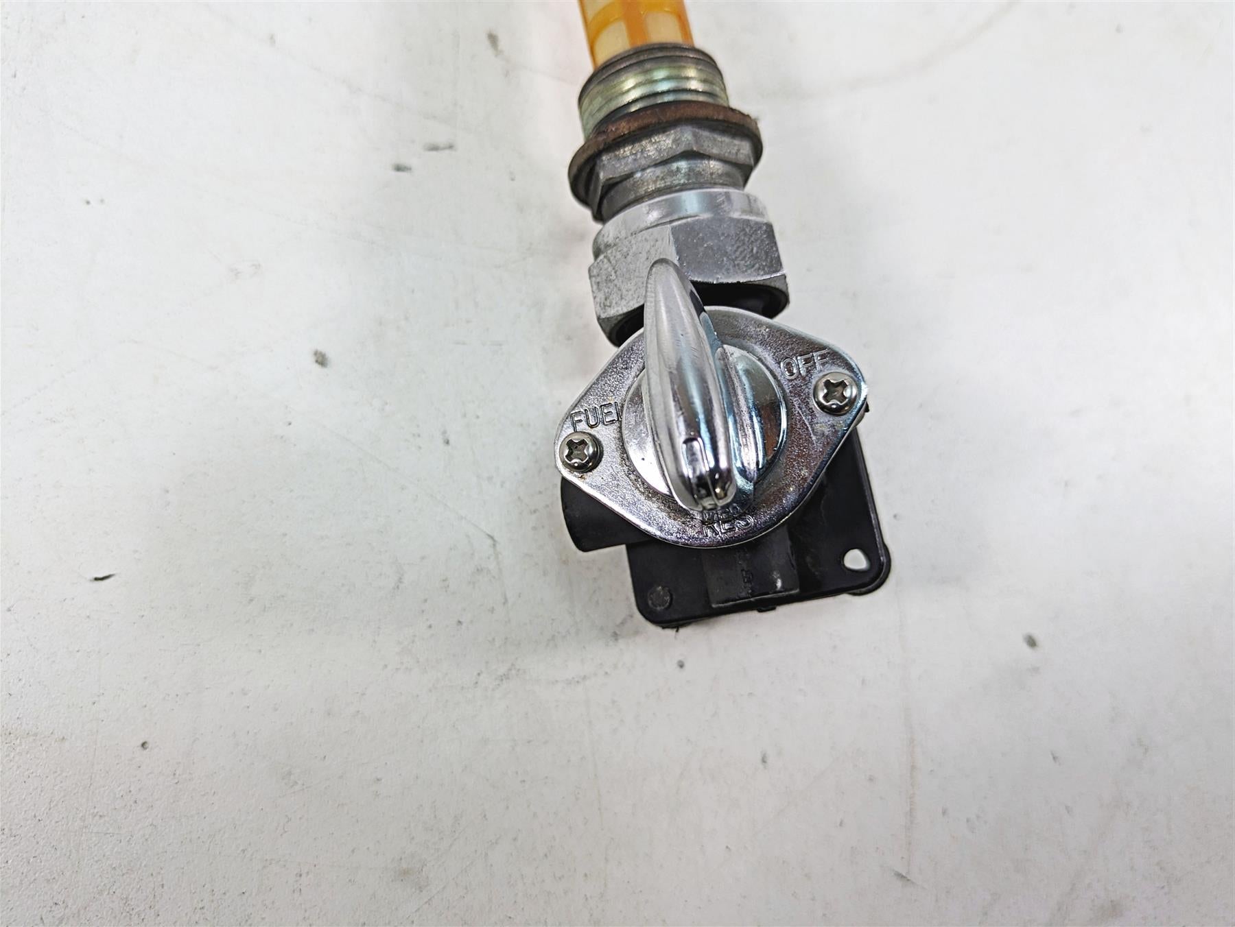 2005 Harley Dyna FXDL Low Rider Fuel Gas Valve Petcock Pet Cock 61338-02 {{ shop.shopifyCountryName }} - Mototech271