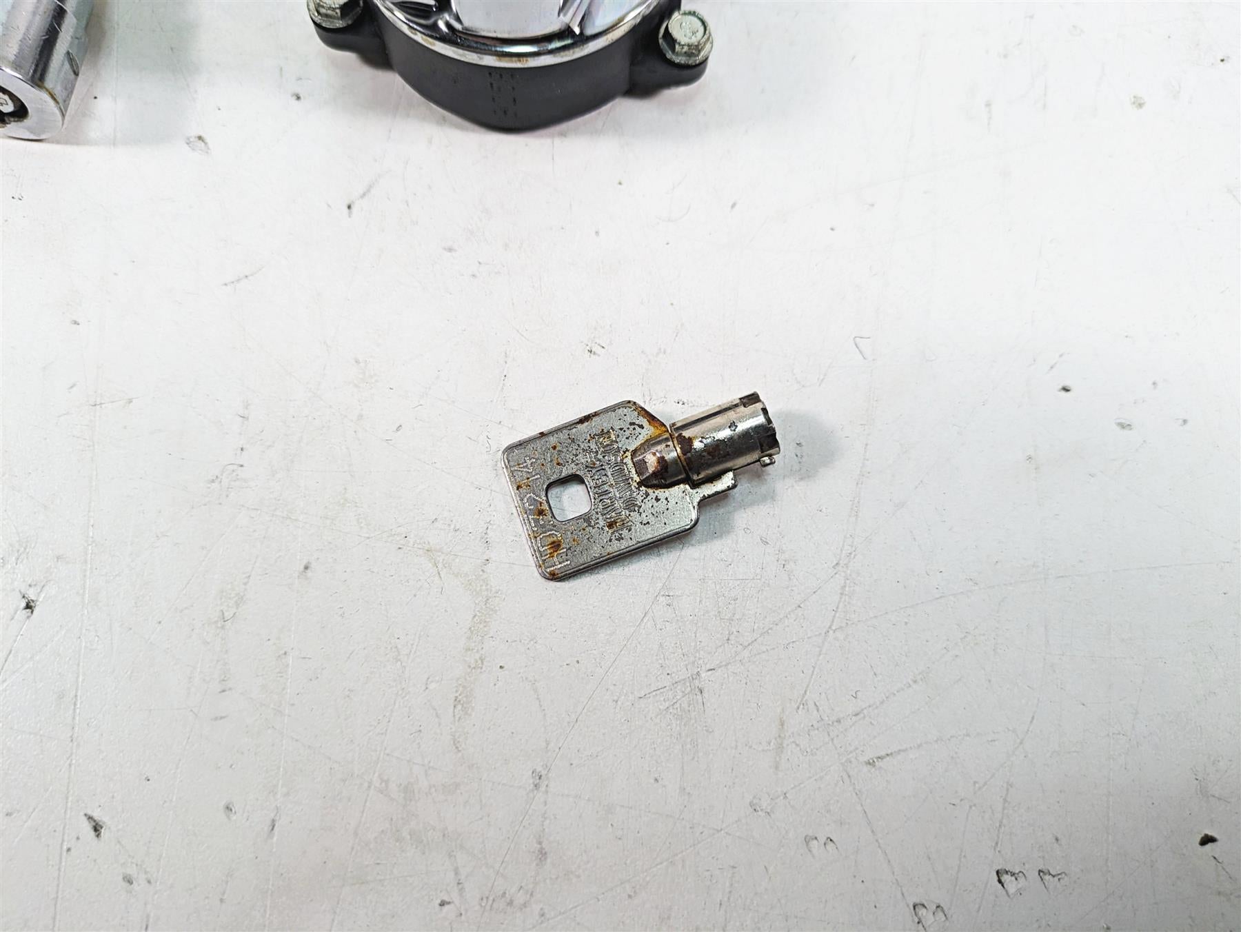 2000 Harley FXSTS Softail Springer Ignition Switch Key Lock Set 71450-04 {{ shop.shopifyCountryName }} - Mototech271
