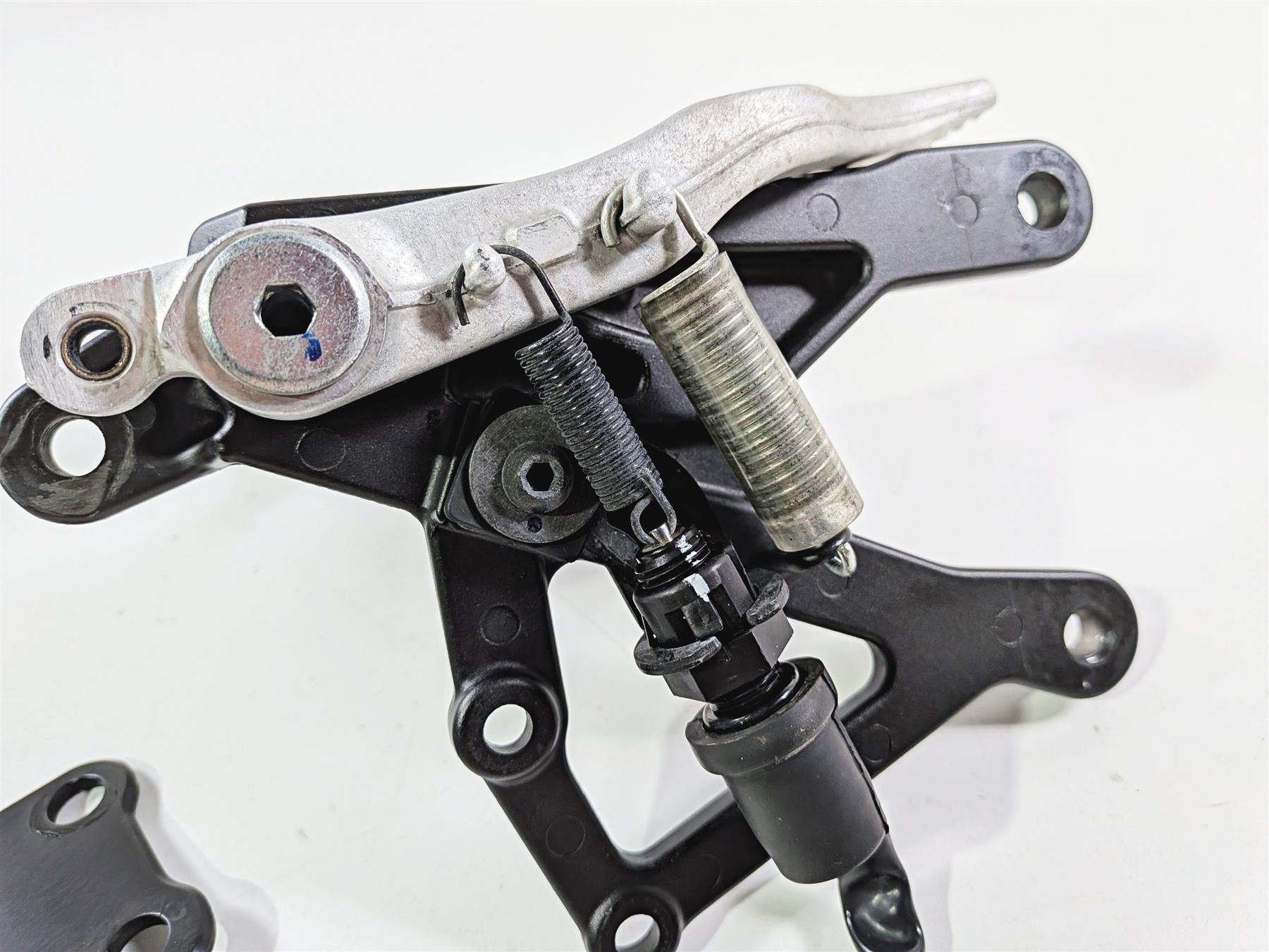 2022 Yamaha YZF R1 R1M RN65 Front Right Foot Peg & Brake Pedal 2CR-27443-00-00-Mototech271